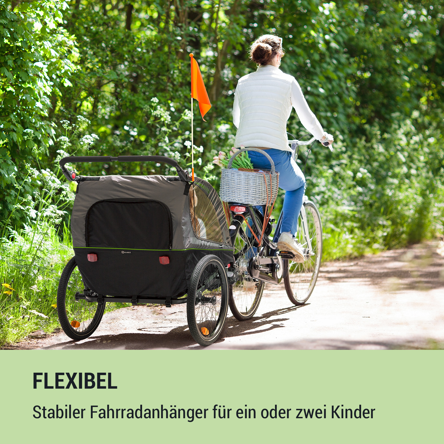 Eine Person fährt Fahrrad mit Anhänger, der Fracht trägt, und eine orangefarbene Fahne.