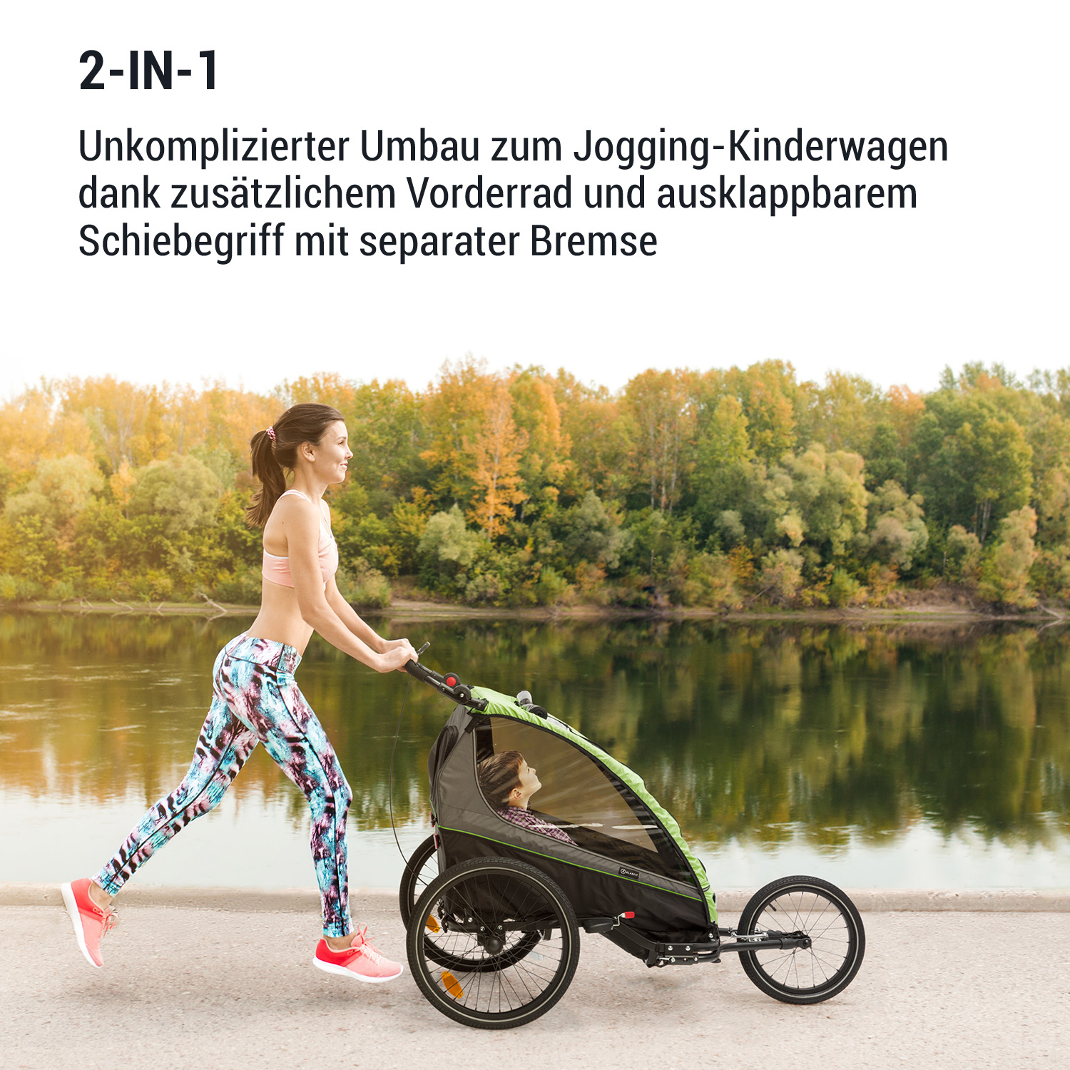 Frau joggt mit einem Kinderwagen. Der Kinderwagen ist schwarz und grün. Bäume und Fluss im Hintergrund.