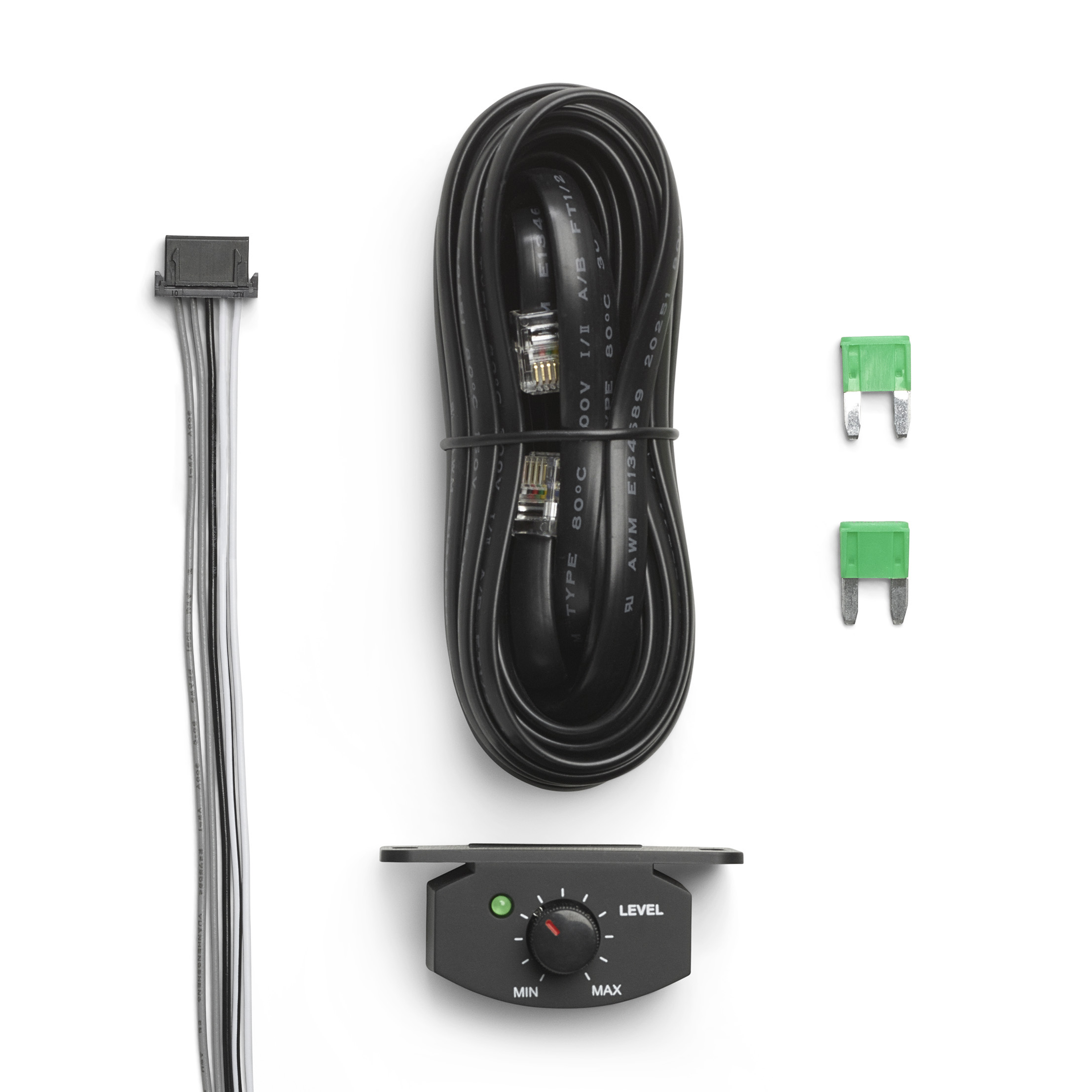 Schwarzes Auto-Audio-Zubehör: Kabel, ein Pegelregler und Sicherungen auf weißer Oberfläche.
