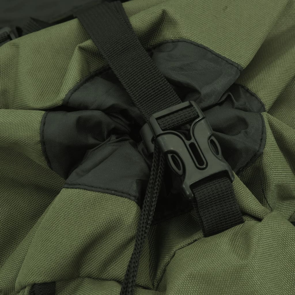 Nahaufnahme eines Rucksackverschlusses mit schwarzem Riemen und Schnalle vor grünem Hintergrund.