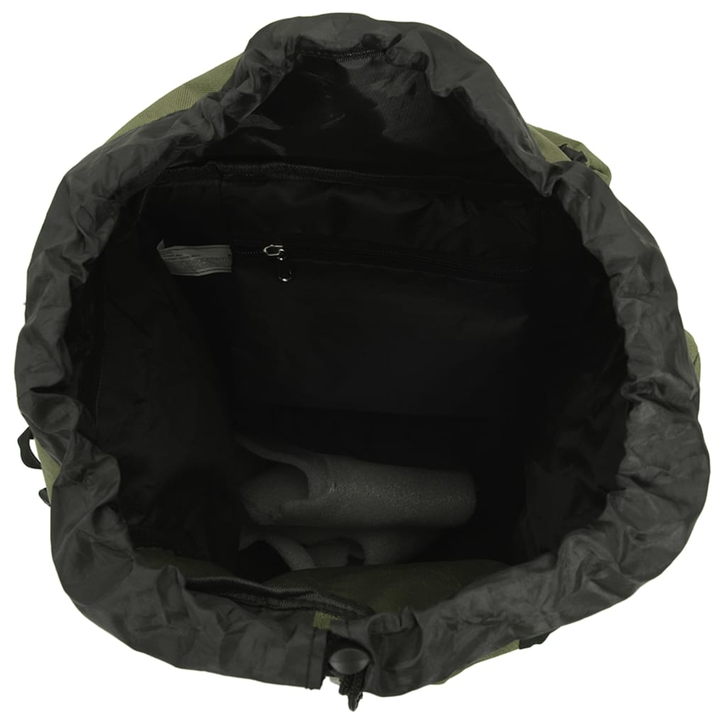 Im Inneren eines grünen Rucksacks mit Kordelzugverschluss befinden sich eine Reißverschlusstasche und ein gefalteter Gegenstand.
