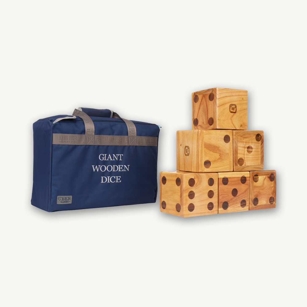 Riesige Holzspielwürfel und eine blaue Tasche mit Text: 'GIANT WOODEN DICE' auf weißem Hintergrund.