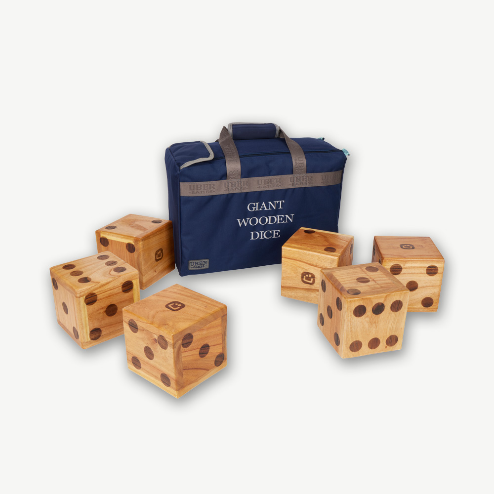 Holzwürfel-Set mit einer blauen Tasche. Die Tasche trägt die Aufschrift "GIANT WOODEN DICE". Weißer Hintergrund.