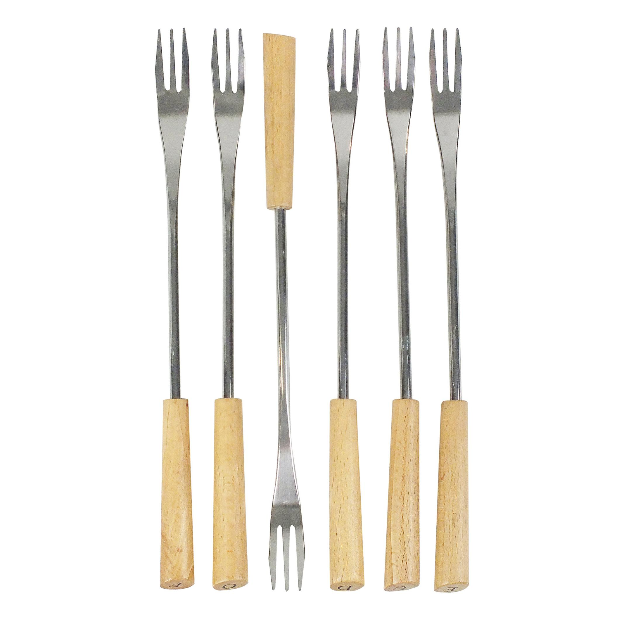 Sześć widelczyków do fondue z drewnianymi uchwytami na białym tle.