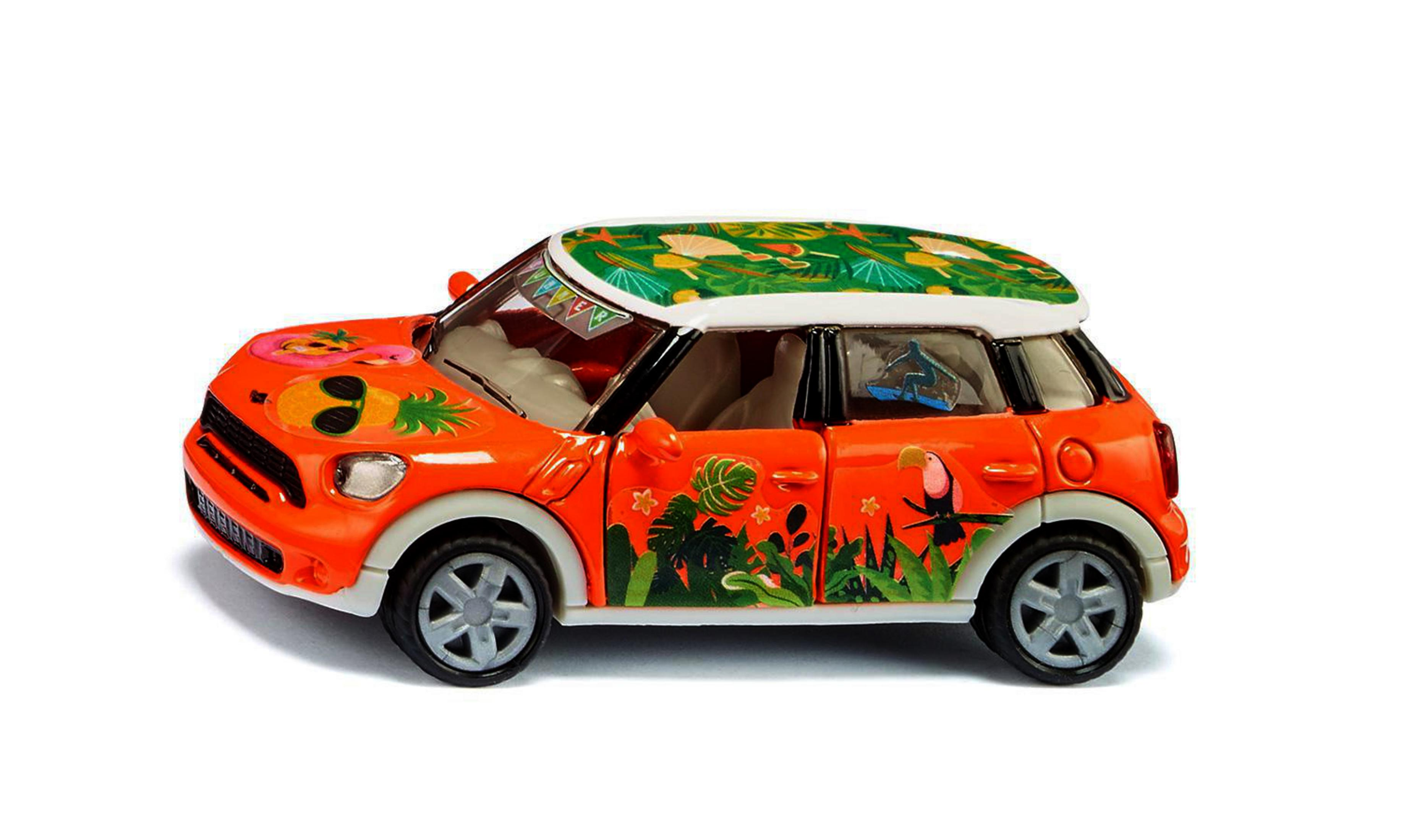 Ein orangefarbenes Spielzeugauto. Es hat ein tropisches Design und steht auf weißem Hintergrund.