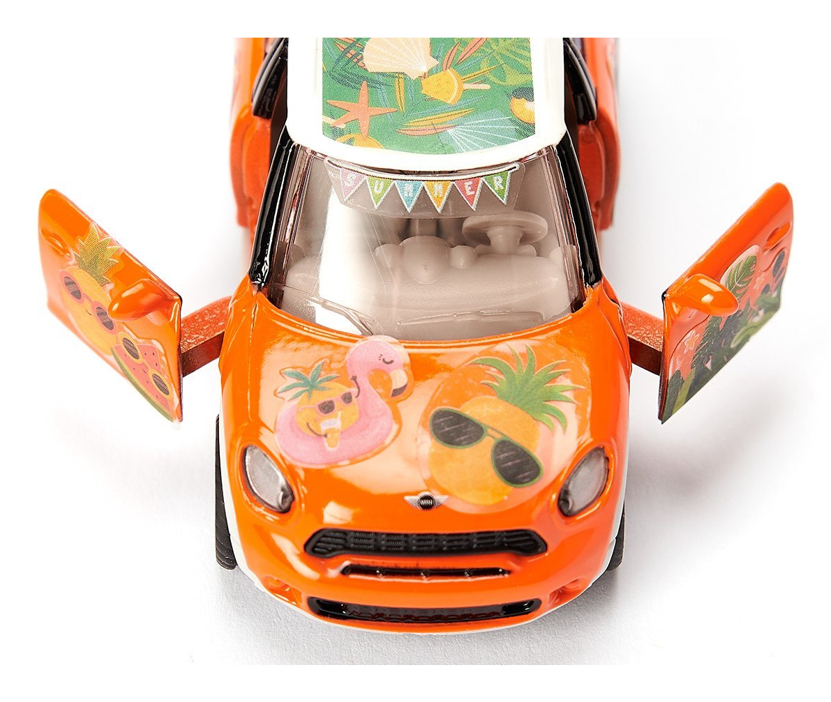 Orangenes Spielzeugauto mit geöffneten Türen. Tropische Aufkleber mit Flamingo und Ananas.