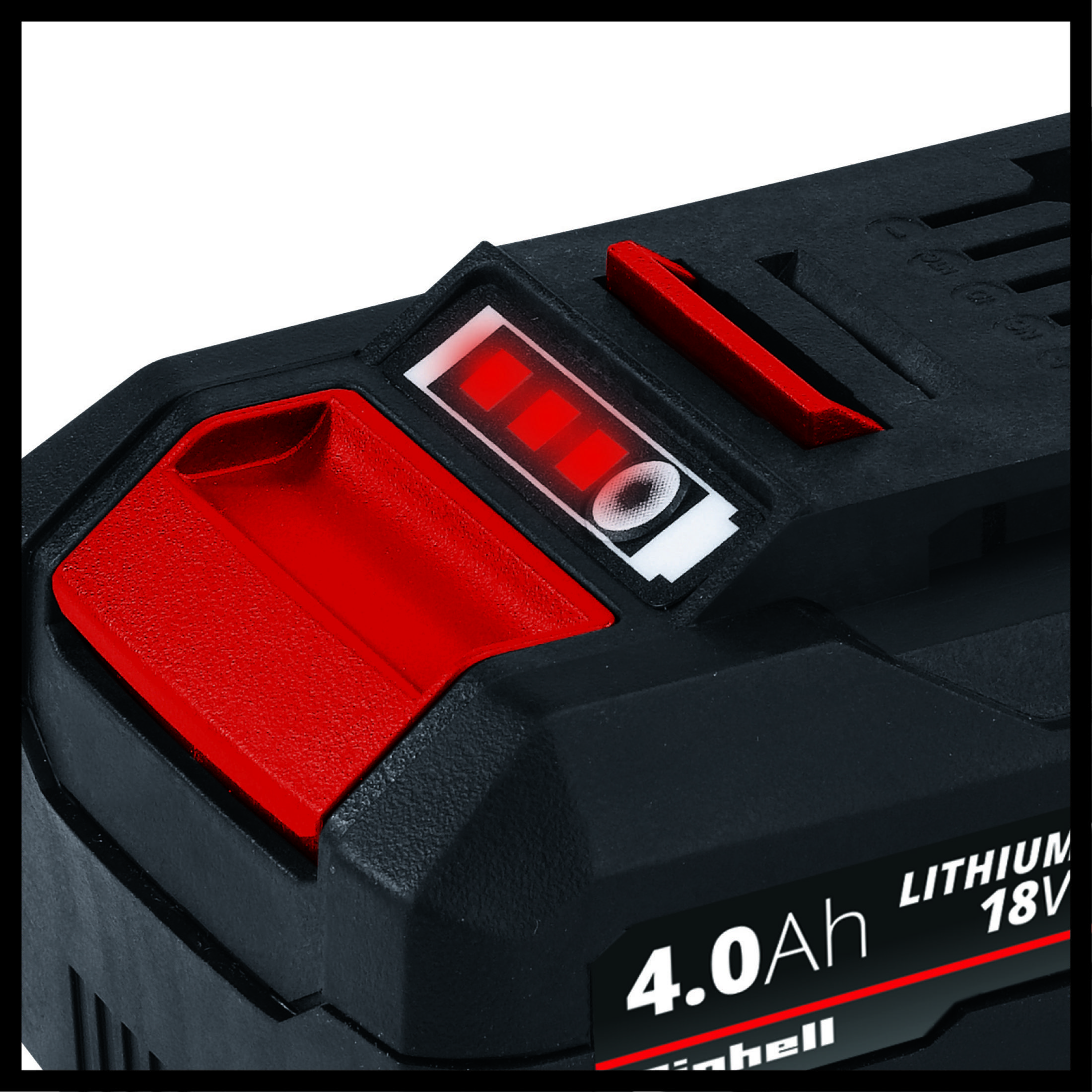 Batteria per utensili elettrici nera e rossa, con indicatore di carica rosso. Sfondo nero.