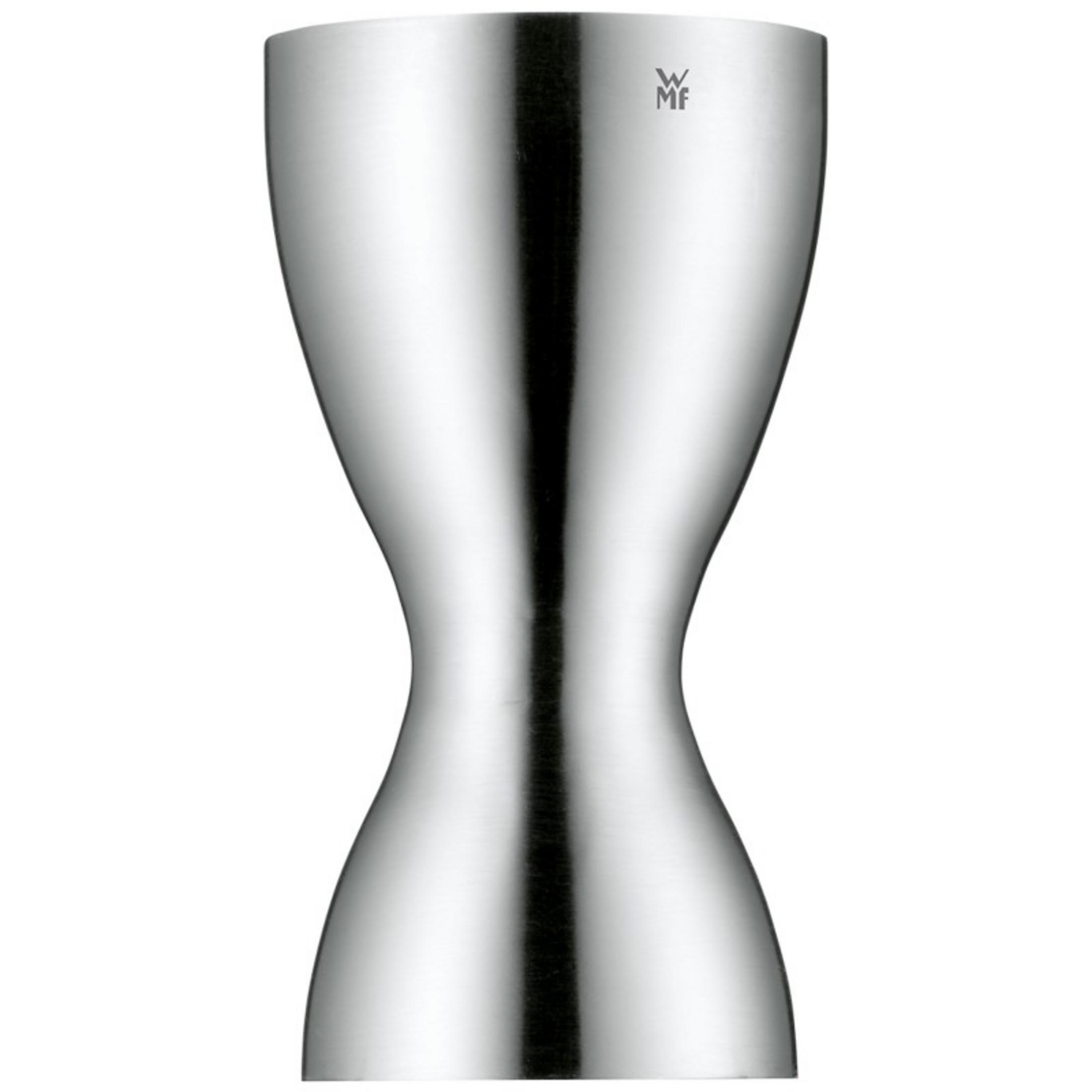 Uno shaker per cocktail metallico a forma di clessidra su sfondo bianco. Acciaio inossidabile lucido.