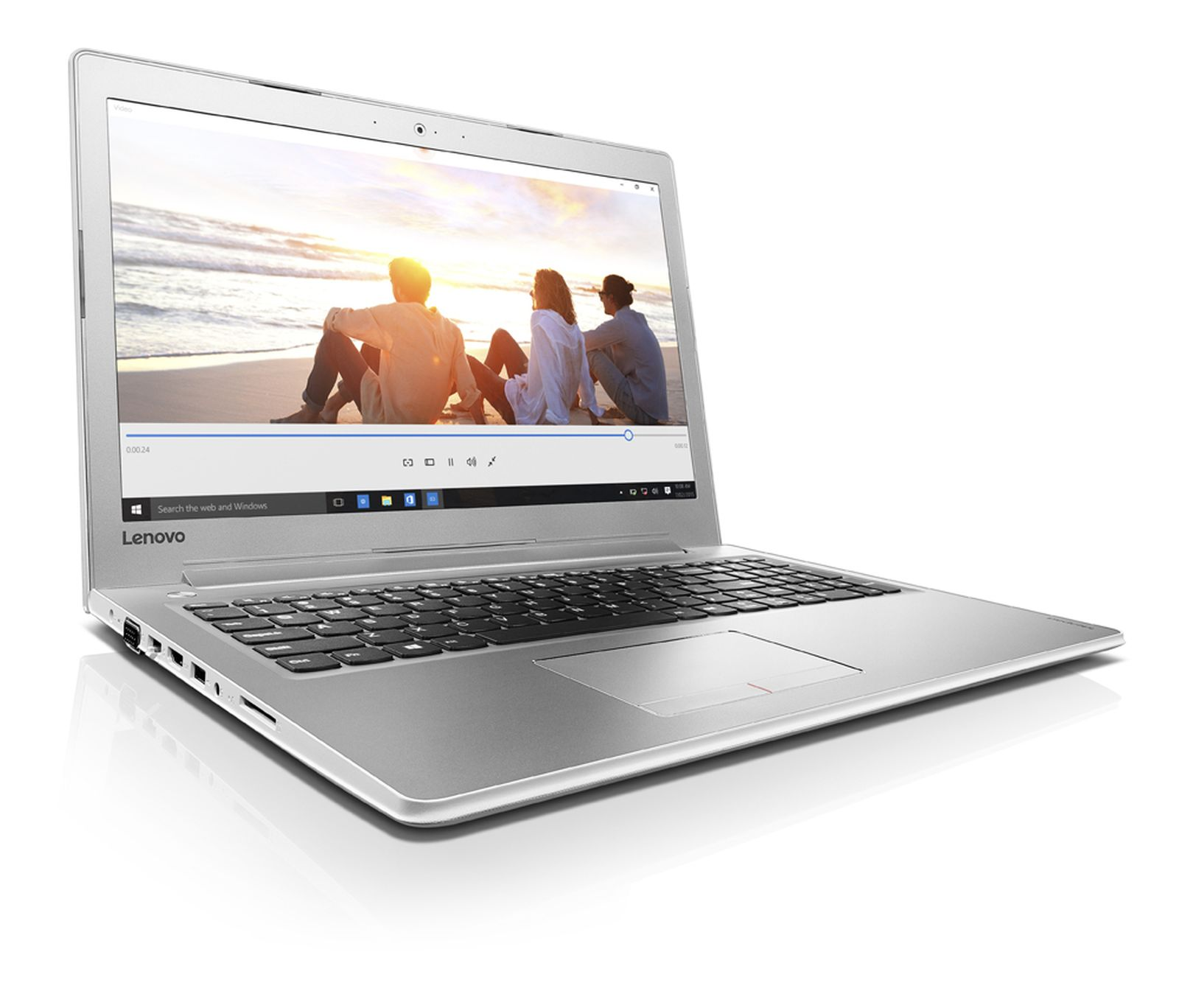 Silberner Laptop, der Menschen am Strand zeigt.