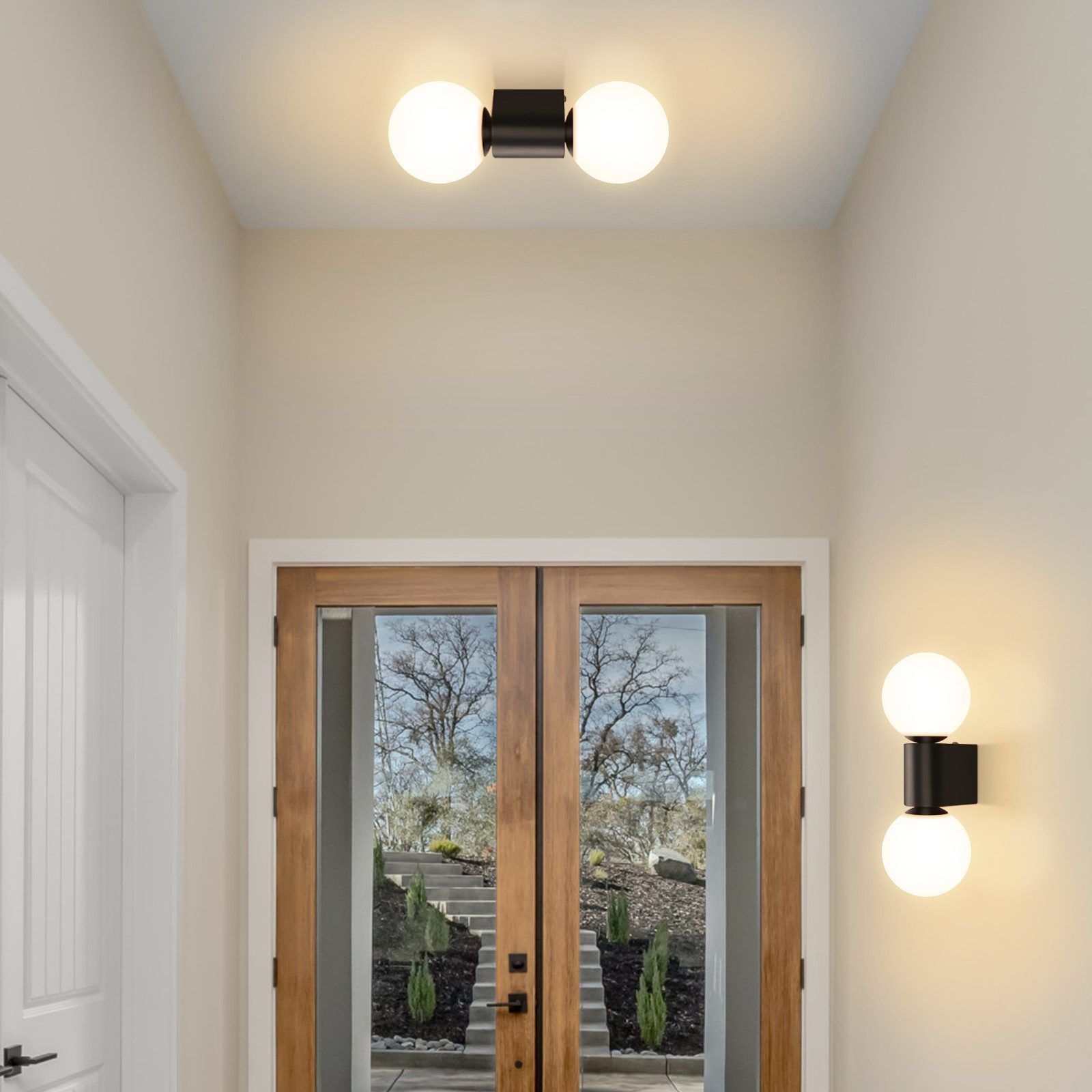Un corridoio con due porte e due serie di luci sulle pareti e sul soffitto. Le porte sono in legno.