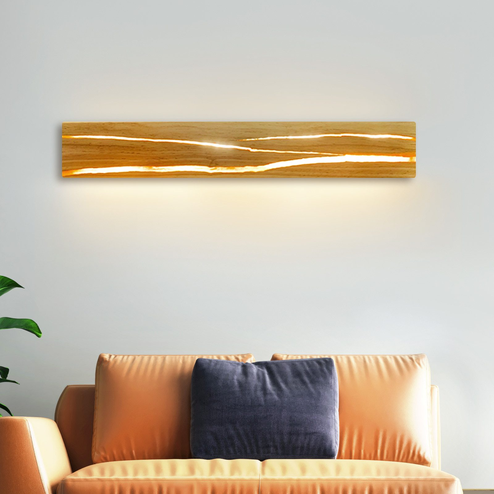 Luminaria de madera en pared blanca sobre sofá naranja. Un cojín azul en el sofá.