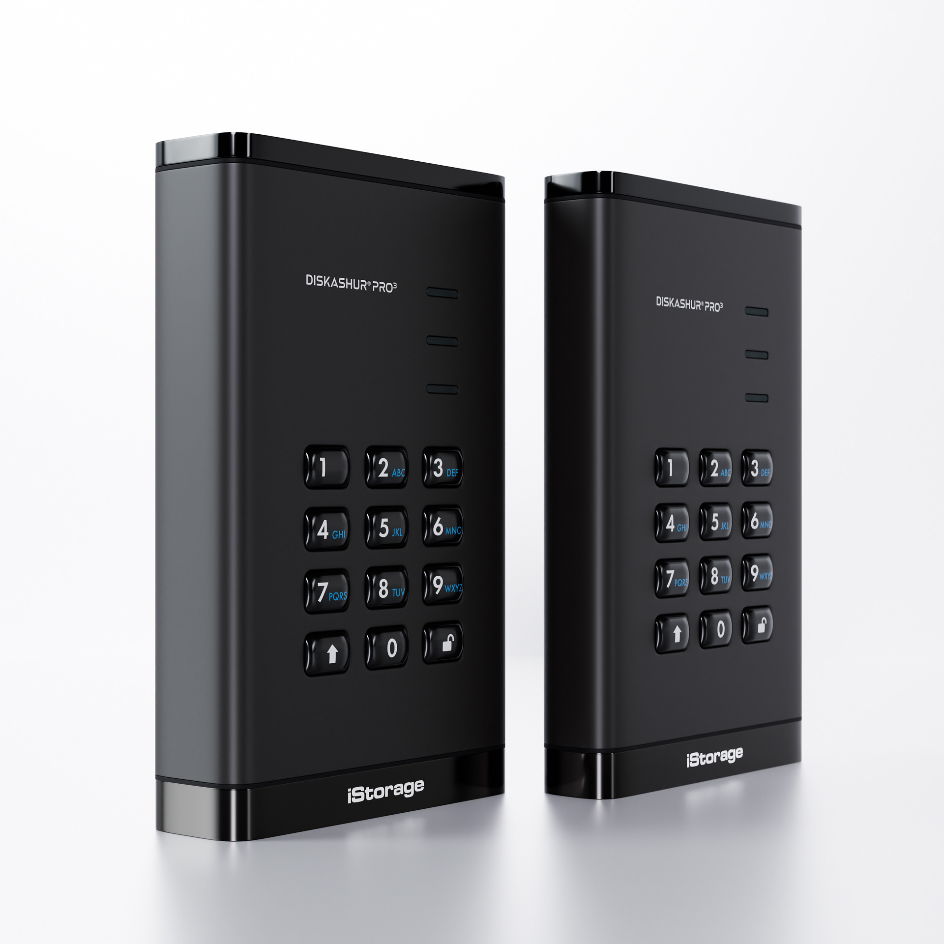 Dwa czarne urządzenia do przechowywania danych z klawiaturami, oznaczone Diskashur Pro, na białej powierzchni.