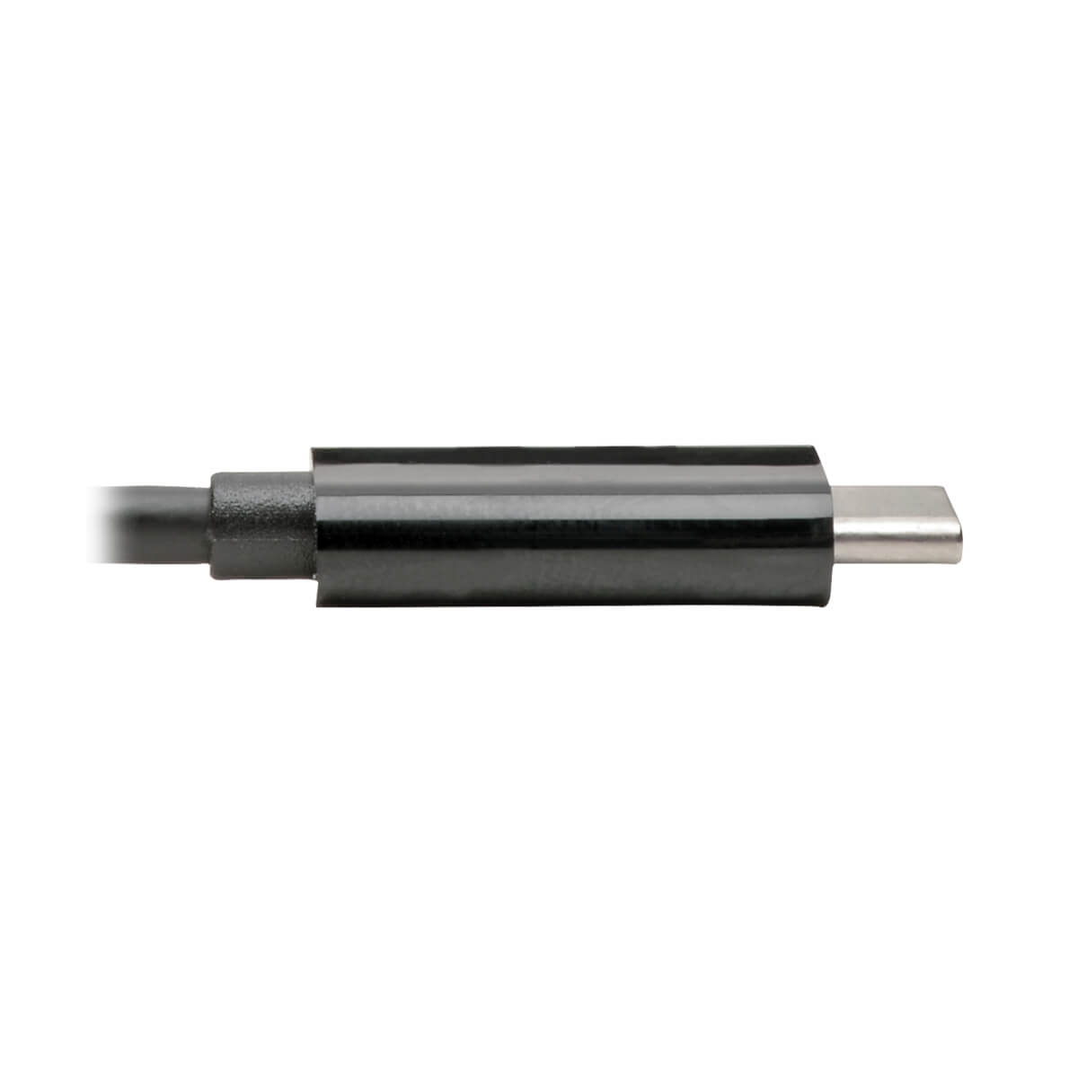 Connettore USB-C nero da vicino. Lucido e liscio. Sfondo bianco.