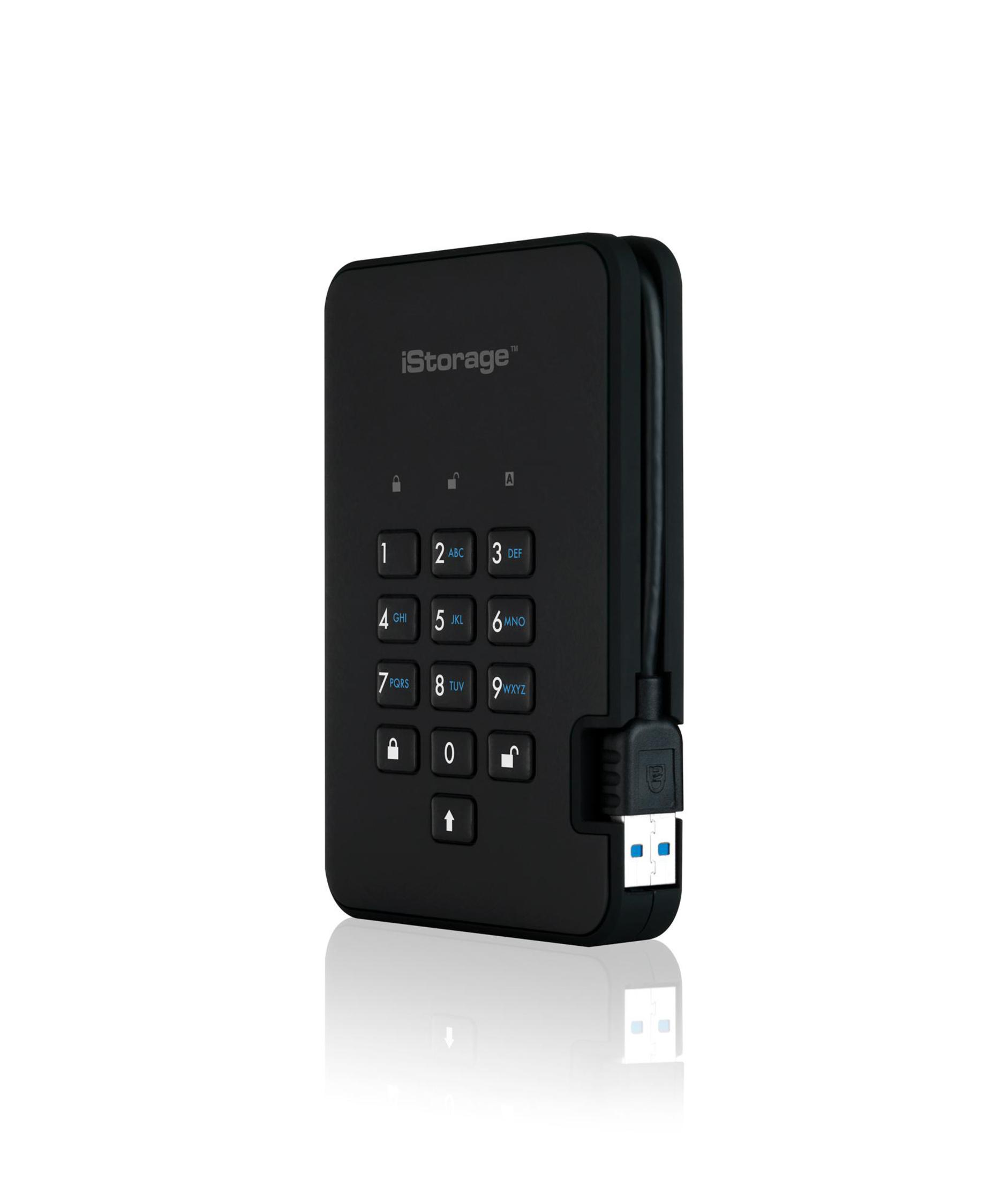 Schwarzes iStorage-Gerät mit Zahlenfeld, USB-Kabel angeschlossen, weißer Hintergrund.