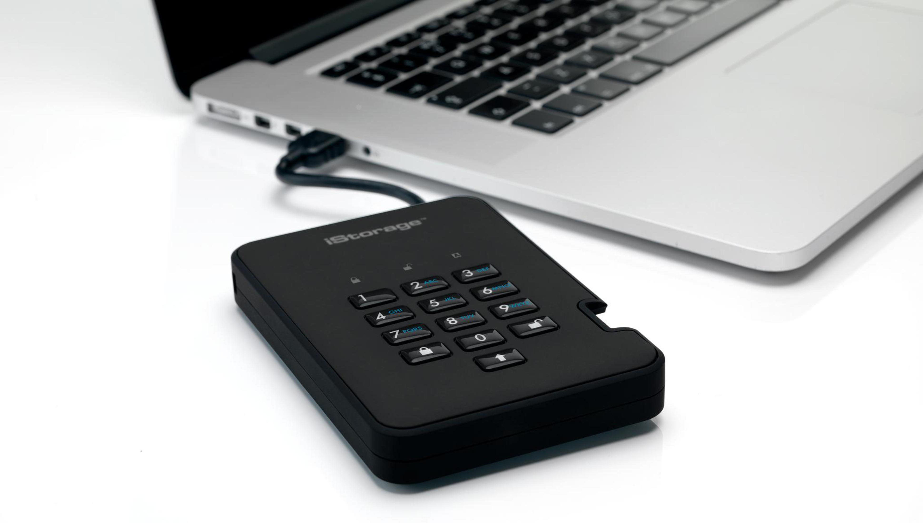 Schwarzes iStorage-Gerät, das mit einem Laptop verbunden ist, weißer Hintergrund.