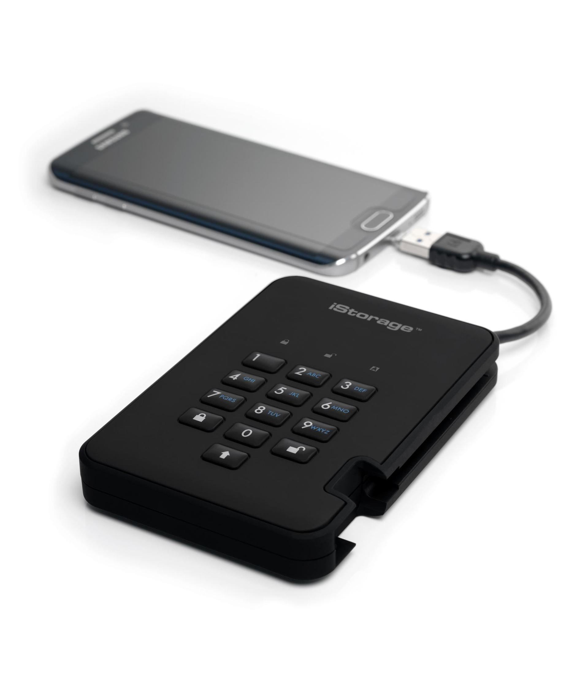 Schwarzes iStorage-Gerät über USB-Kabel mit Smartphone verbunden, vor weißem Hintergrund.