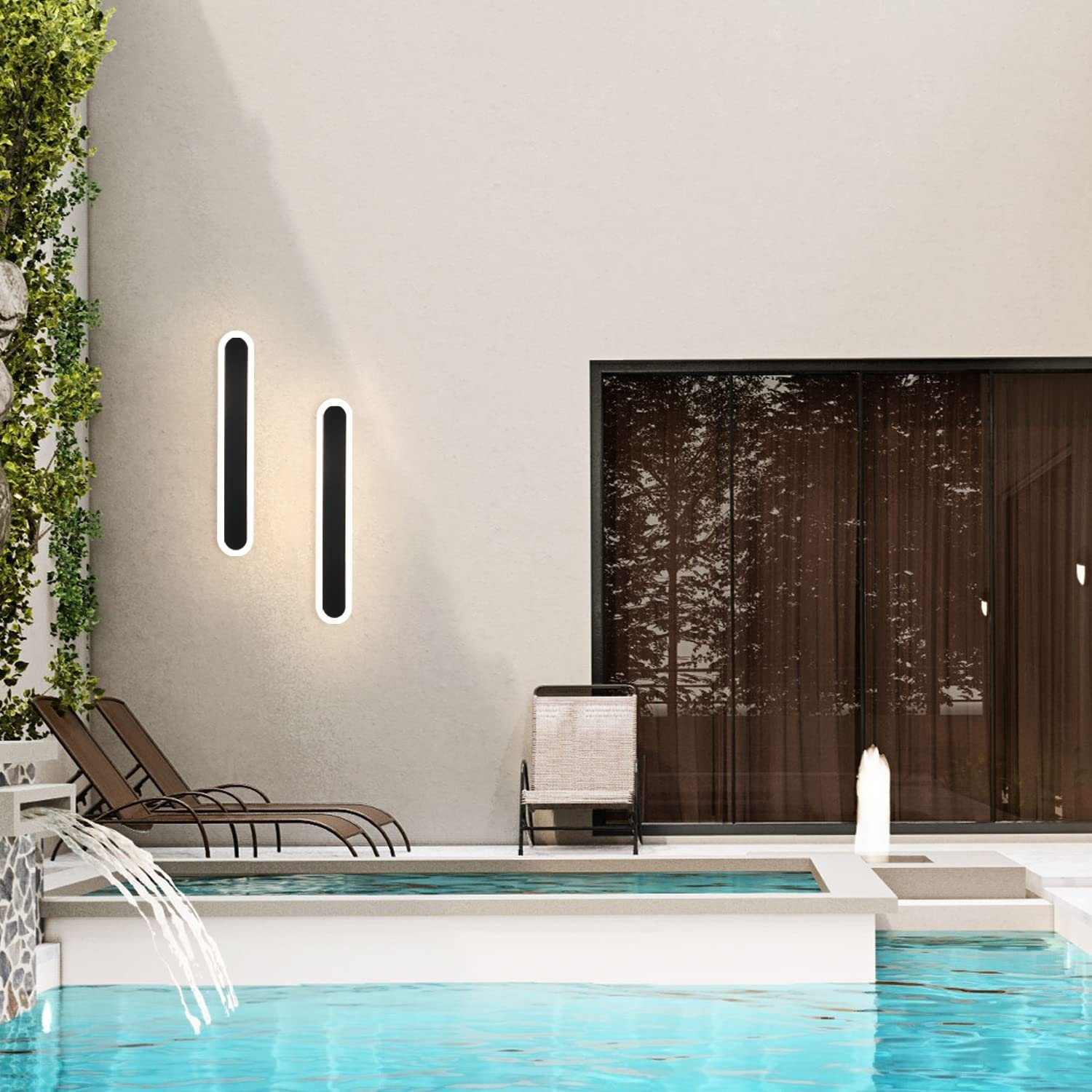 Escena al aire libre: luces, piscina, sillas y vegetación.