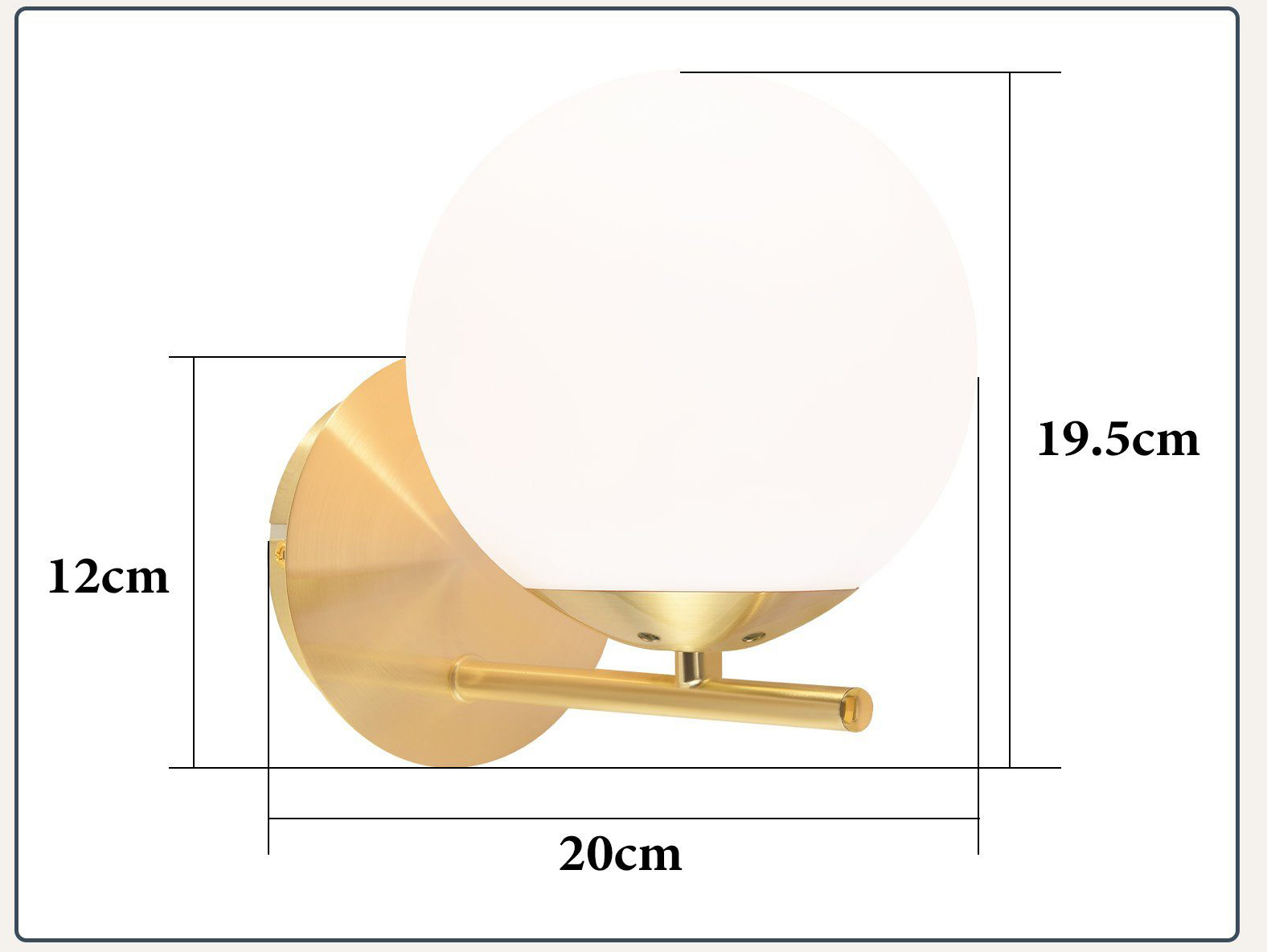 Nahaufnahme einer goldenen Wandleuchte mit einer runden weißen Glaskugel. Abmessungen: 12 cm x 20 cm x 19,5 cm werden angezeigt.