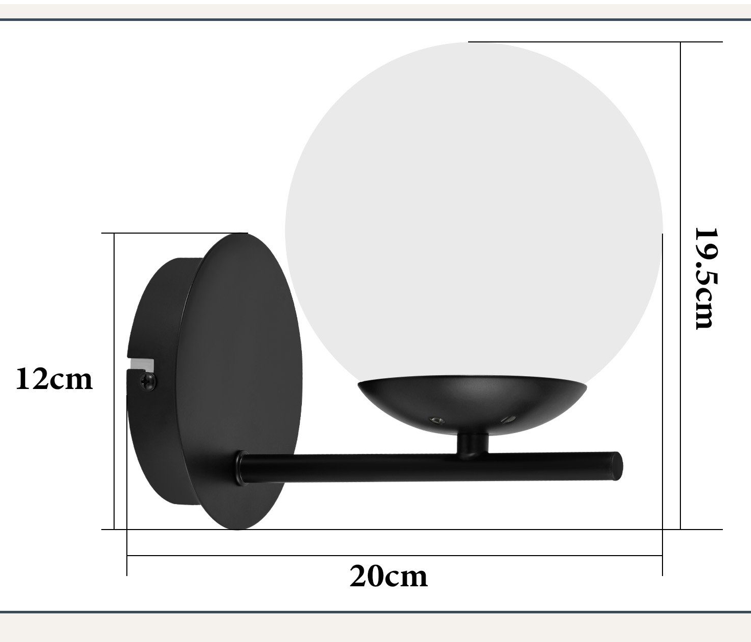 Lampada da parete nera con globo bianco. Dimensioni: 20cm larghezza, 19.5cm altezza, 12cm lato.