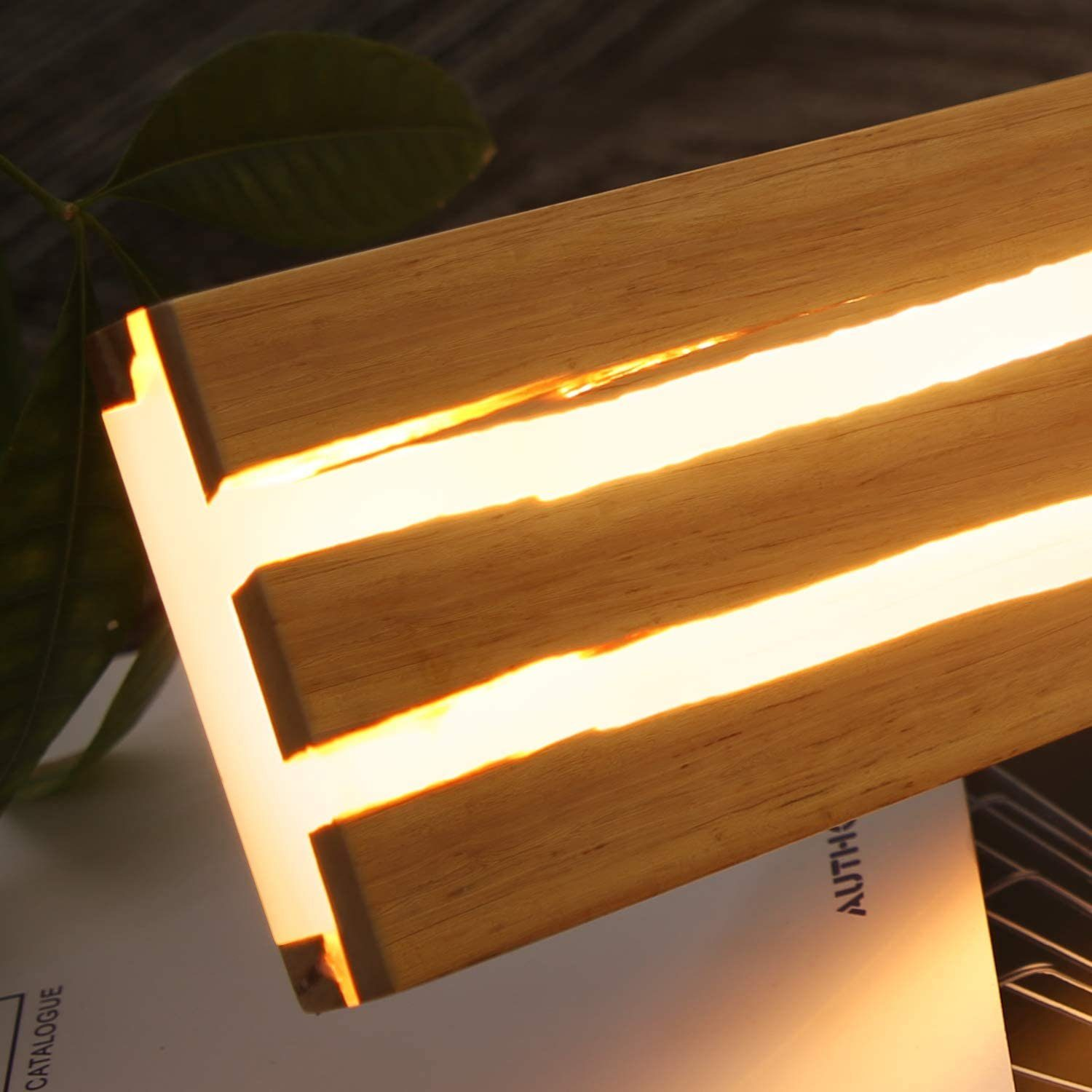 Primo piano di un'apparecchio di illuminazione in legno con linee luminose.