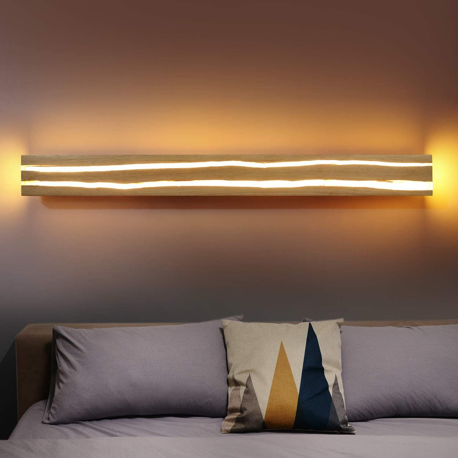 Lámpara de pared de madera con líneas blancas brillantes, sobre una cama, luz cálida.
