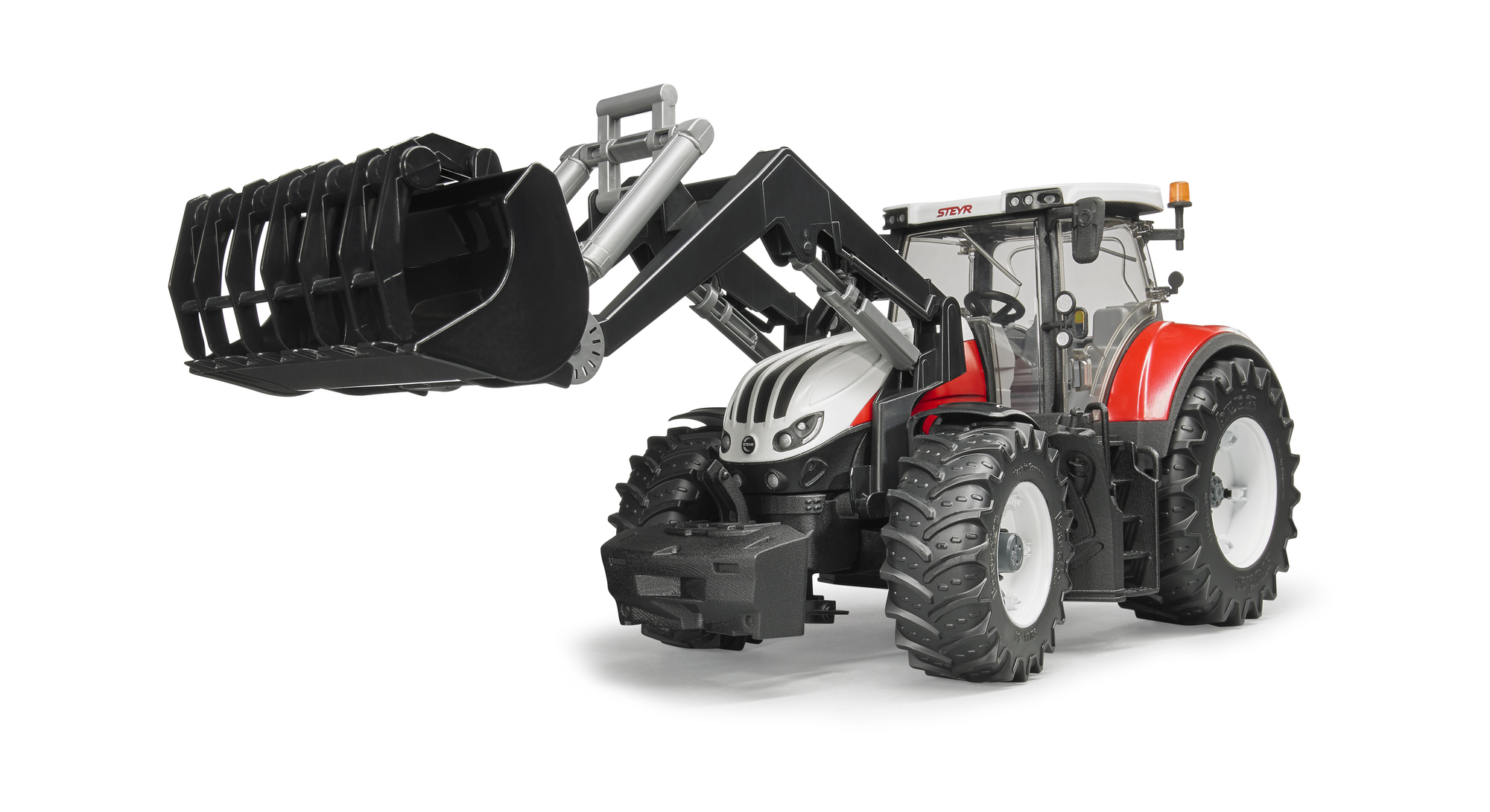 Ciągnik Steyr z czarną ładowarką czołową. Schemat kolorów czerwony, biały i czarny. Biały dach i duże opony.
