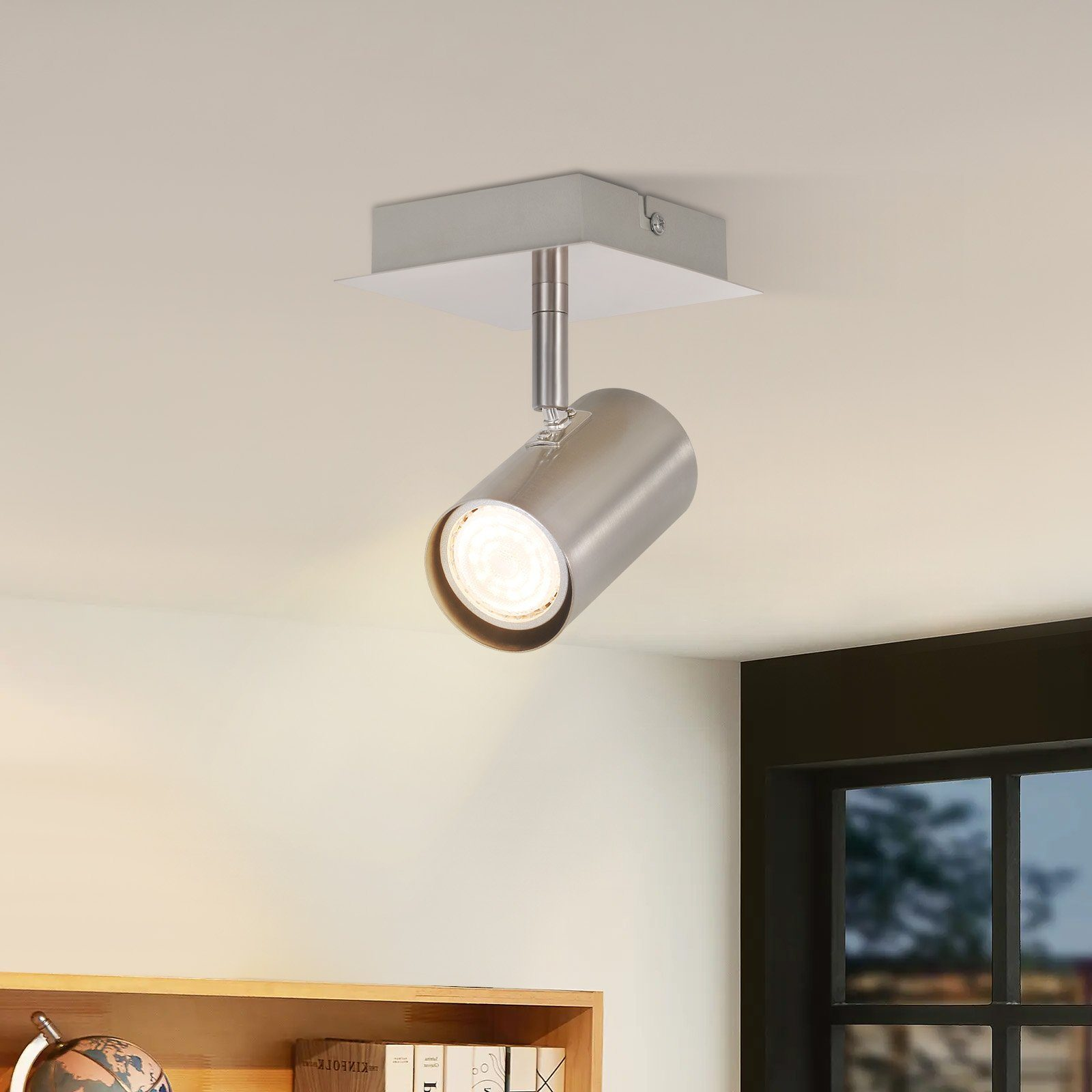 Apparecchio per faretti da soffitto argentato. Montato su soffitto bianco. Luce che brilla verso il basso.