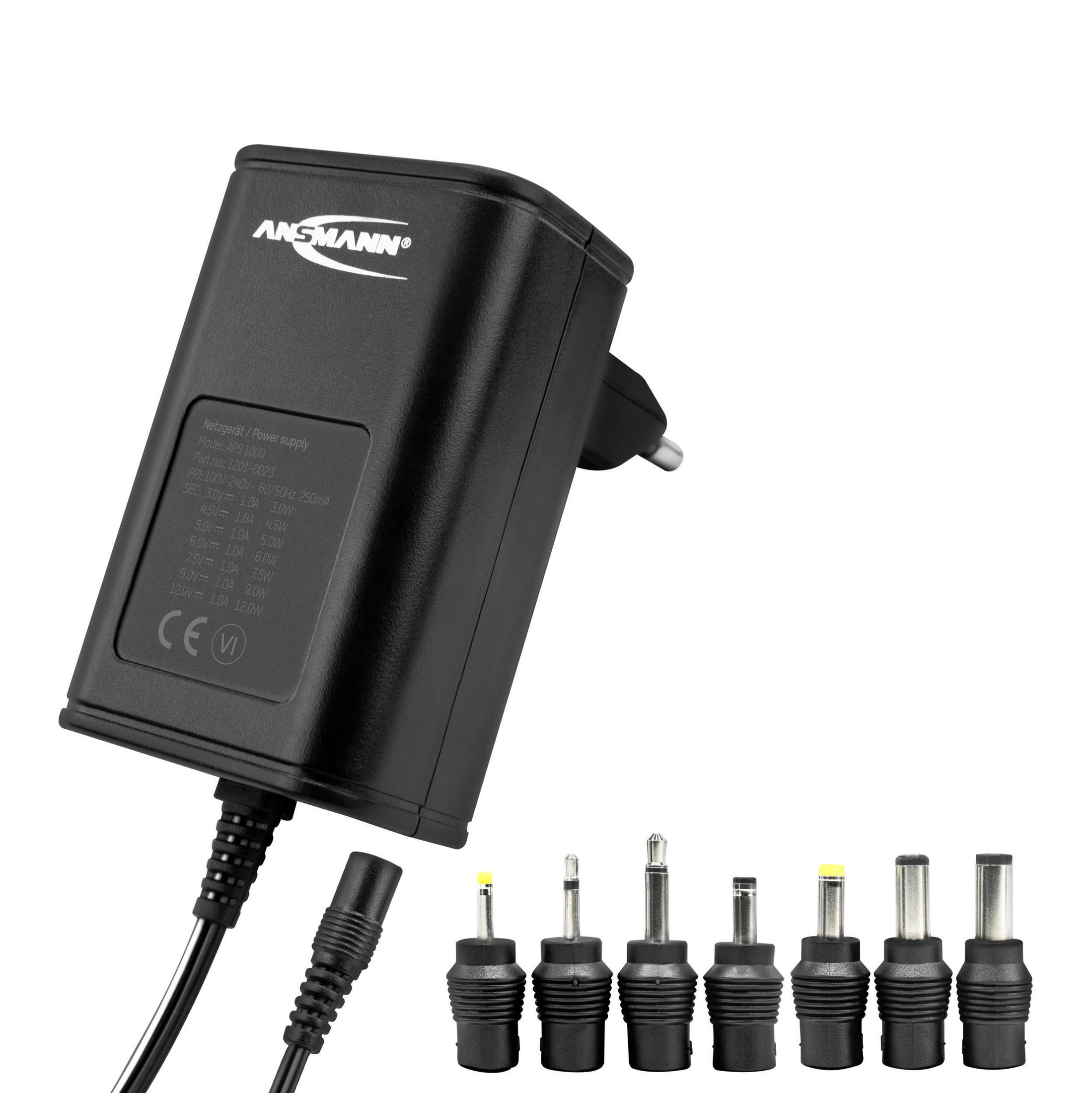 Czarny zasilacz z wieloma głowicami adapterów. Zasilacz jest oznaczony informacjami technicznymi.