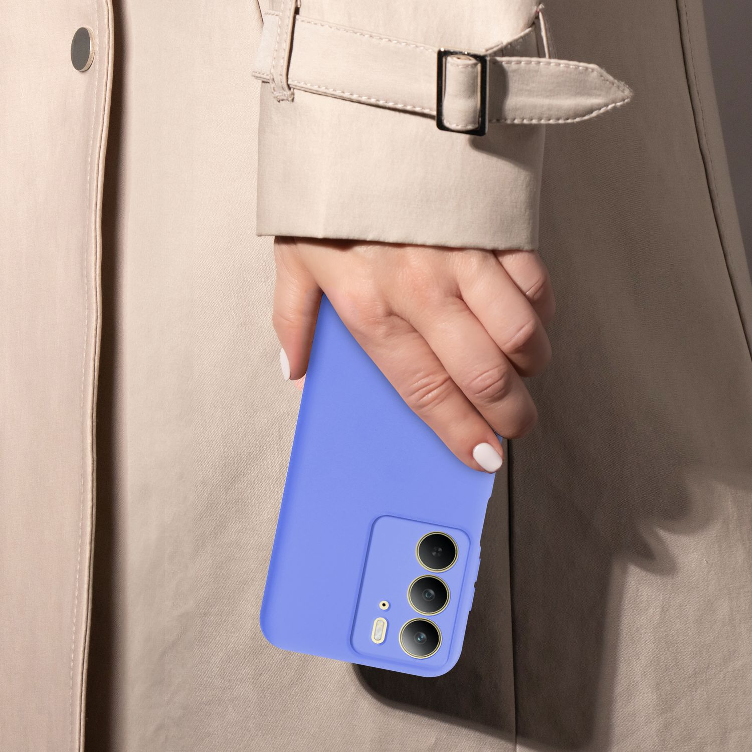 Eine Person hält eine blaue Handyhülle mit einem Telefon darin. Die Person trägt einen beigen Mantel.
