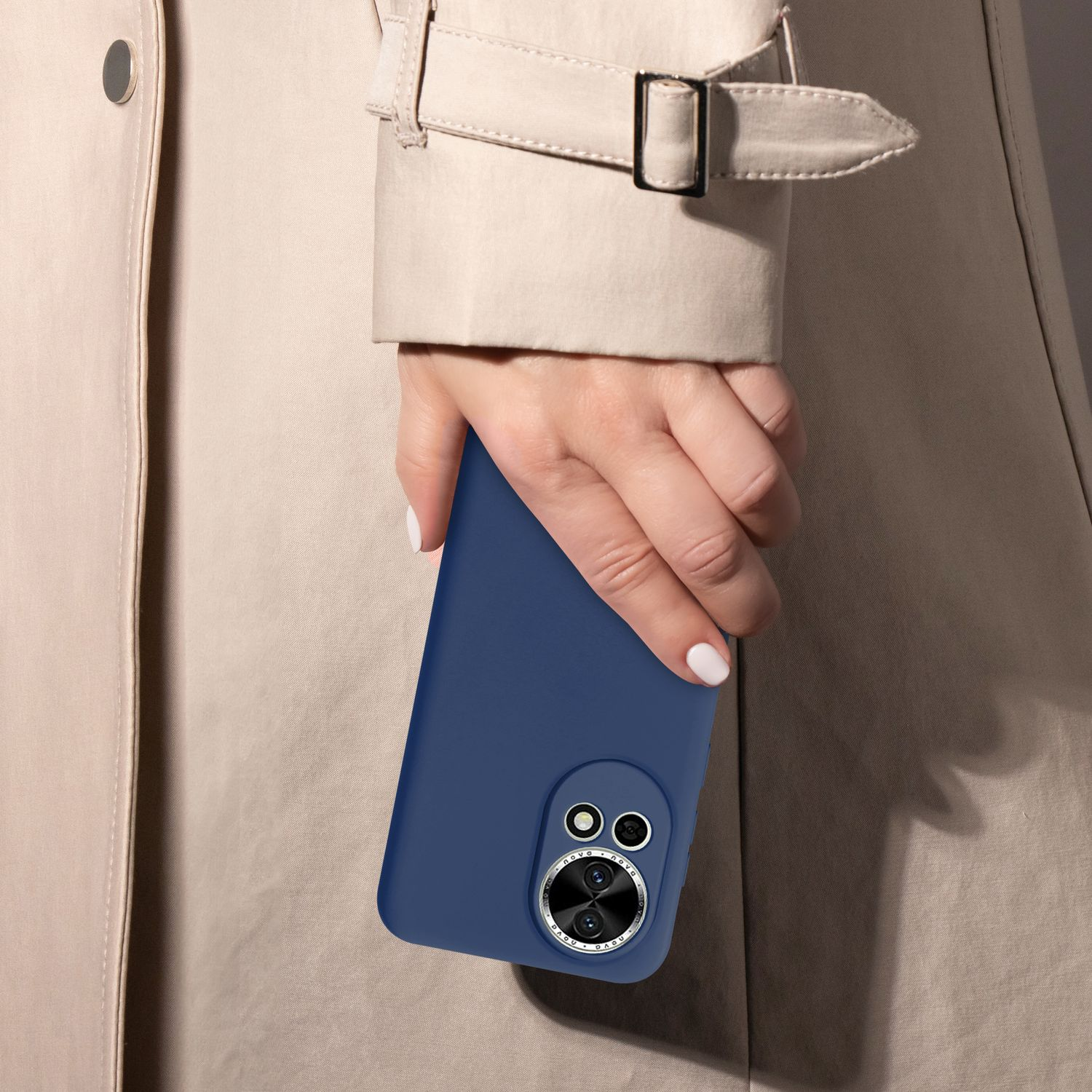 Frau hält eine dunkelblaue Handyhülle mit einem Telefon darin. Beiger Mantel im Hintergrund.