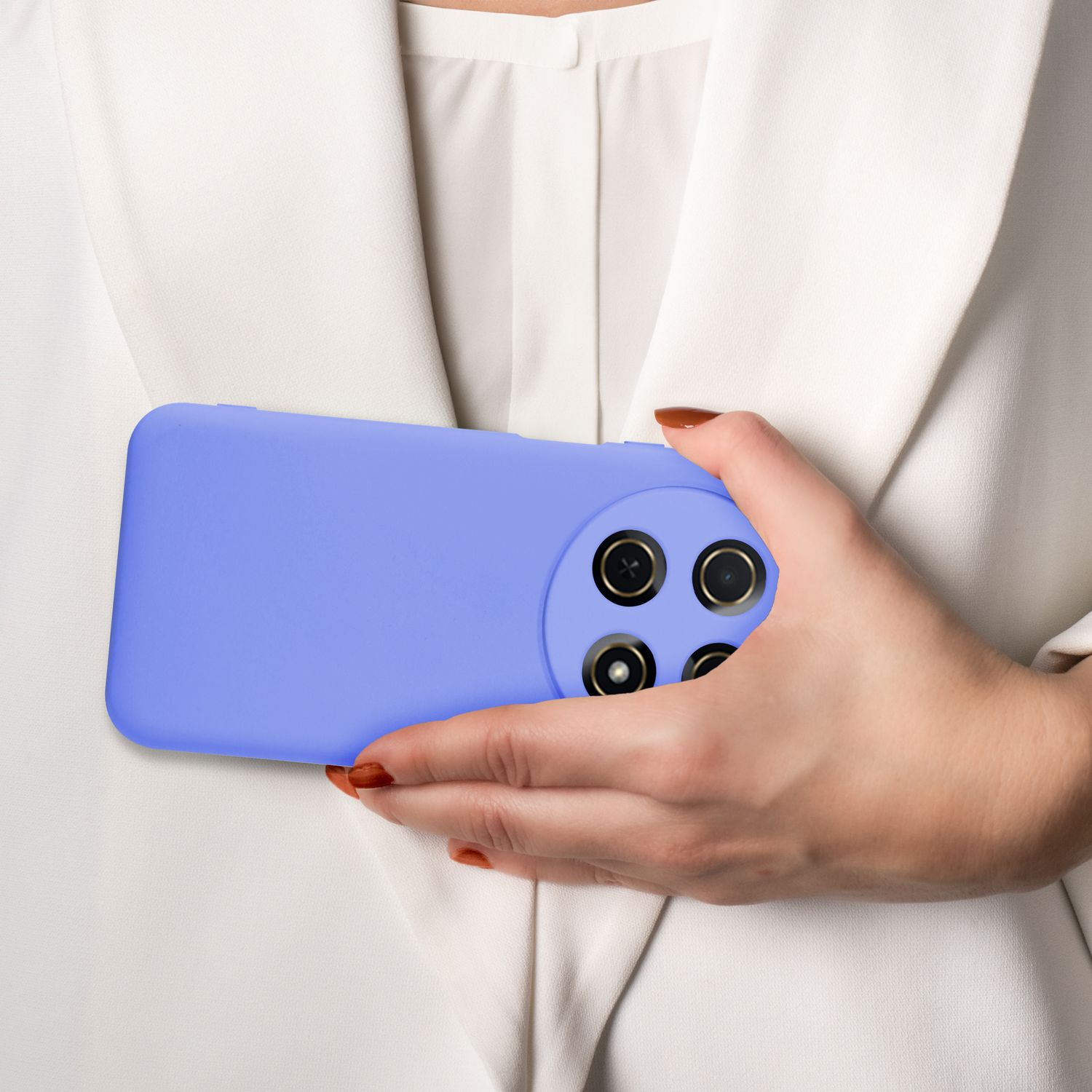 Die Hand einer Frau hält eine lavendelfarbene Handyhülle vor einer weißen Bluse. Das Telefon hat Kameraausschnitte.