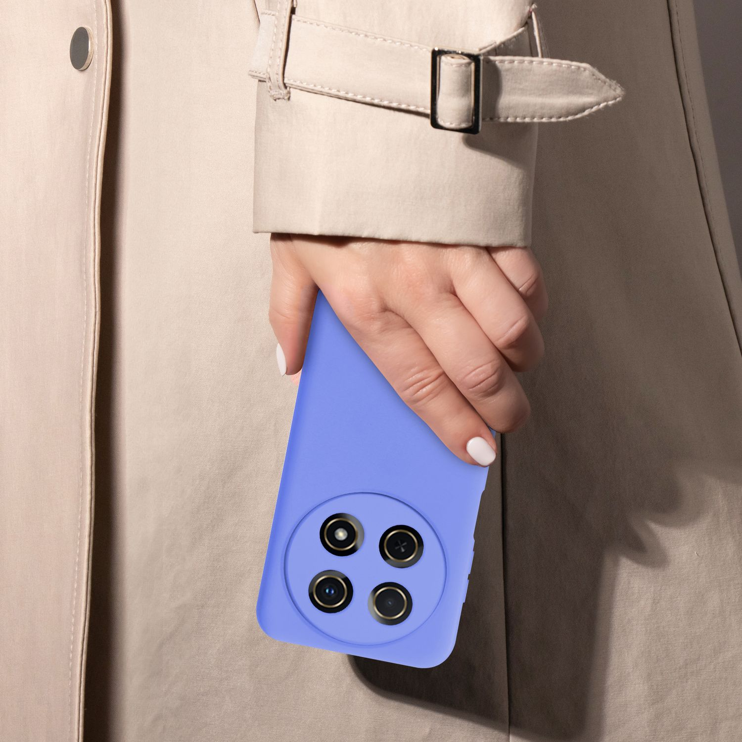 Hand, die eine blaue Handyhülle gegen einen beigefarbenen Mantel hält.