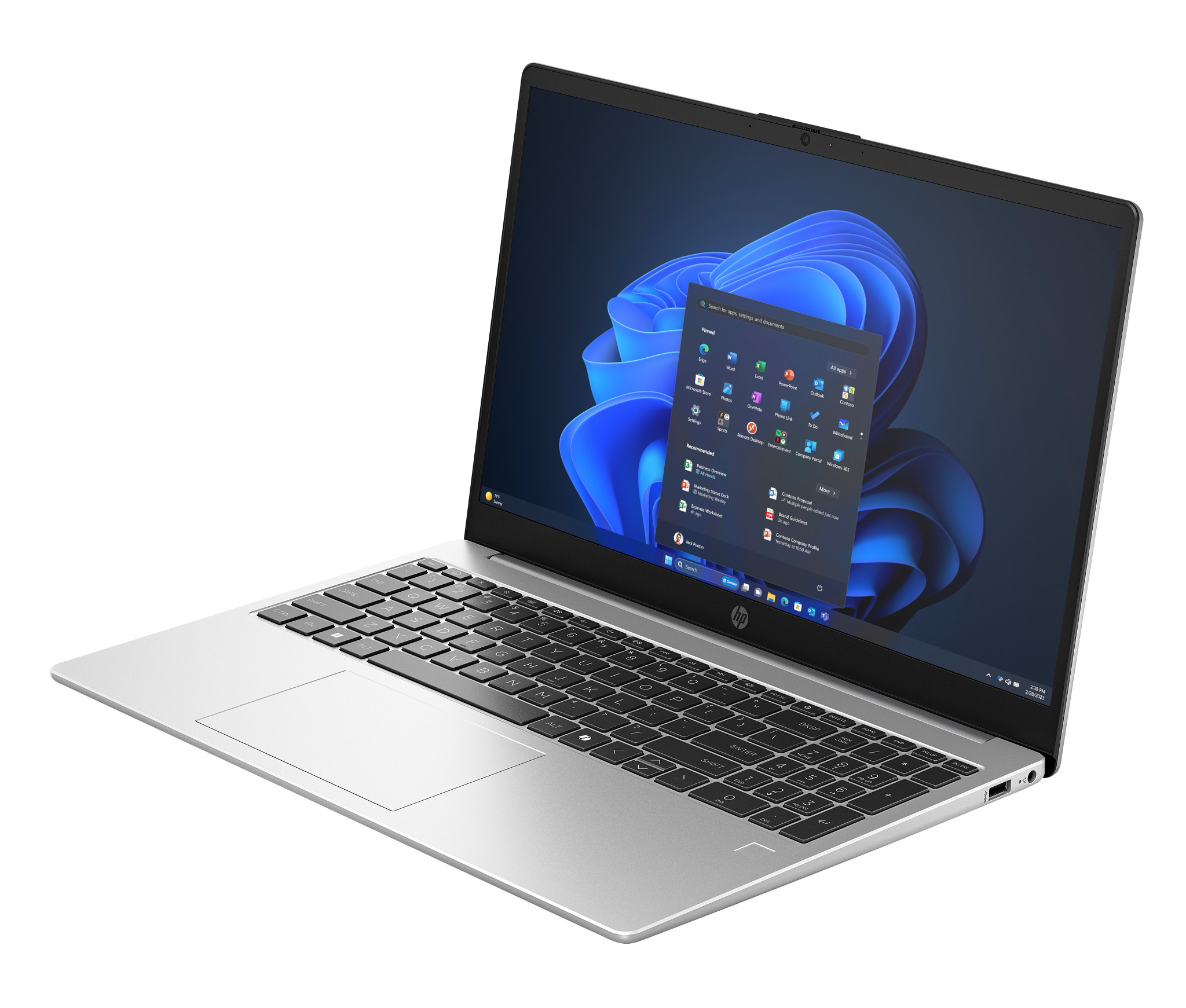 Ordinateur portable argenté avec interface Windows 11 à l'écran. Clavier, pavé tactile et webcam noirs visibles.