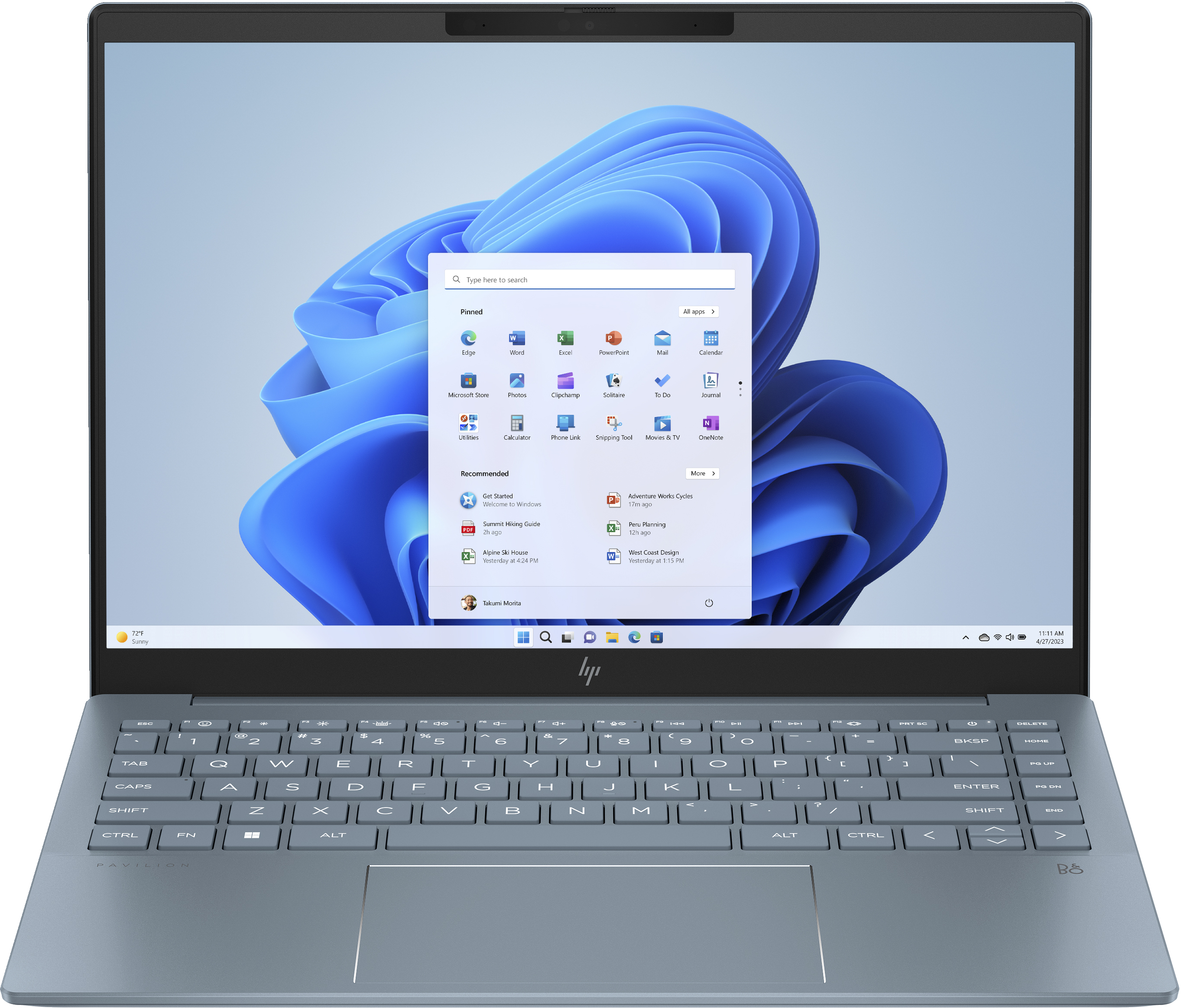 Laptop jest otwarty, wyświetlając menu startowe systemu Windows 11 na ekranie.