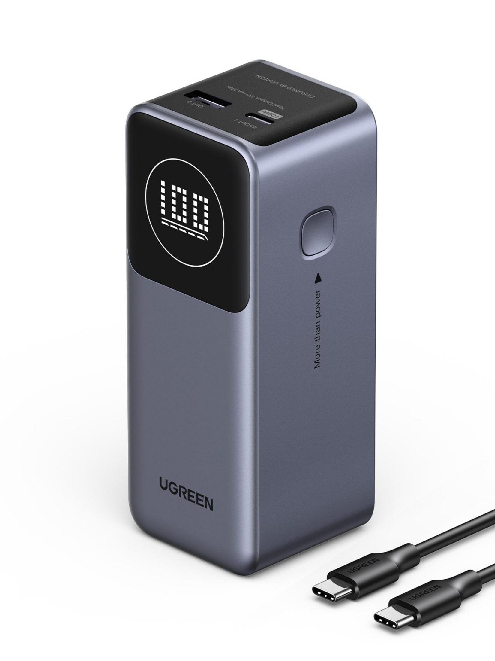 Ciemnoszary power bank z wyświetlaczem i kablami USB. Białe tło.
