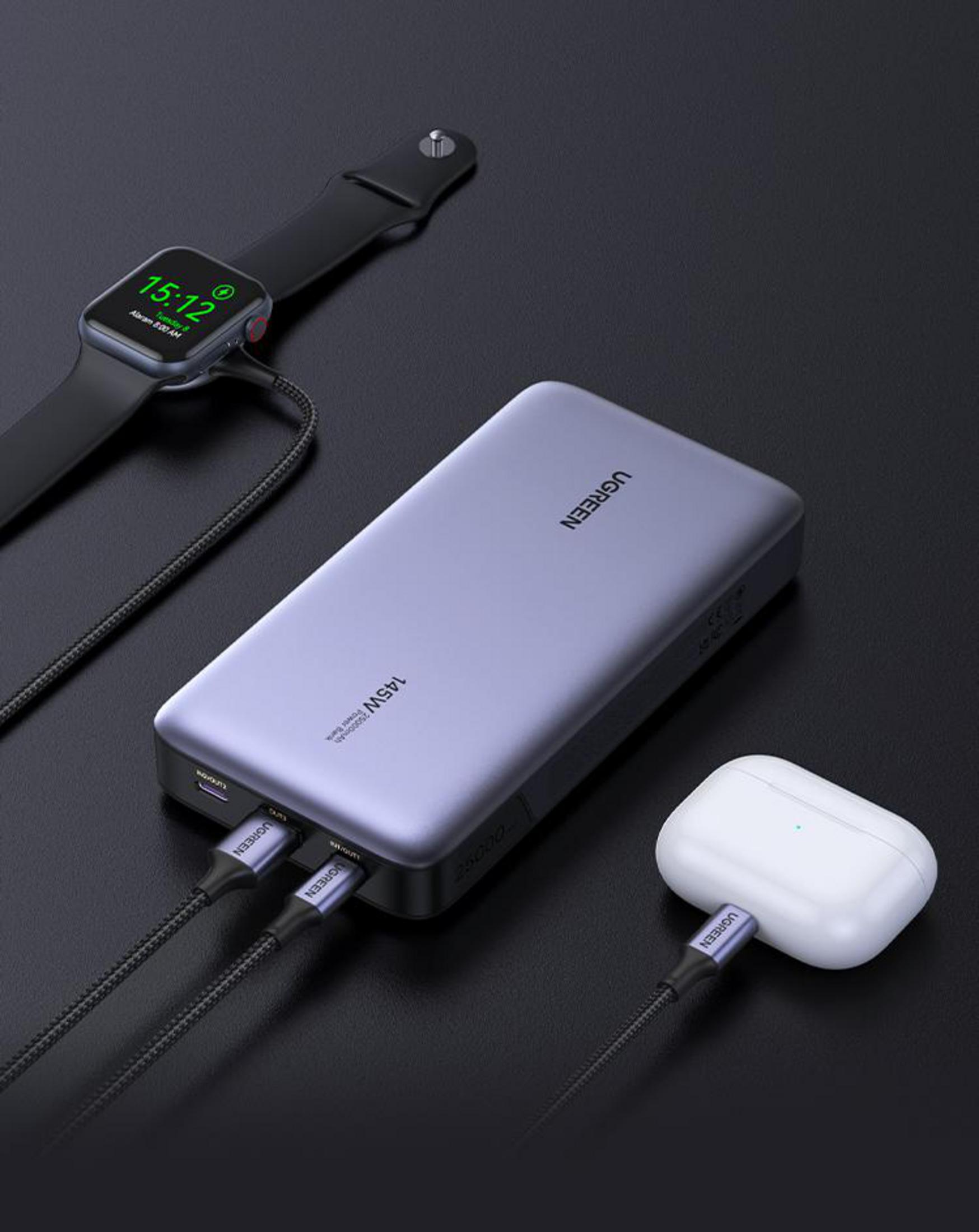 Power bank ładujący smartwatch i bezprzewodowe etui na słuchawki. Kable łączą urządzenia z power bankiem.