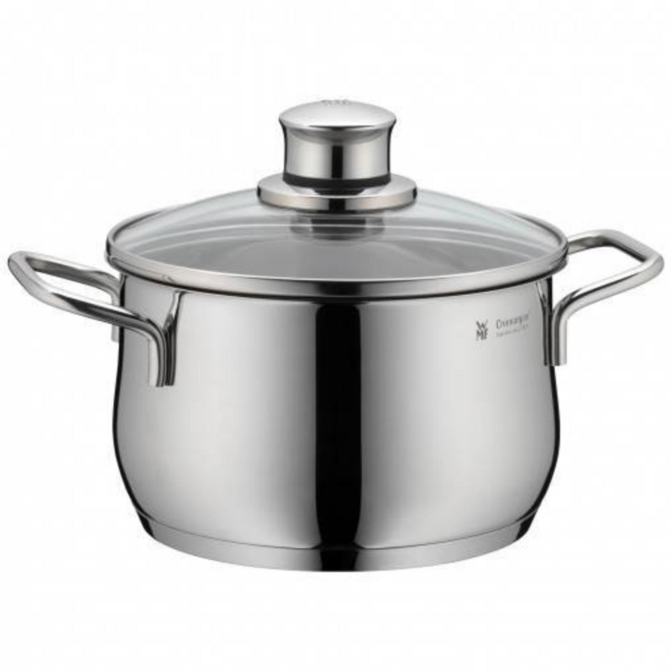 Una olla de acero inoxidable brillante con tapa de cristal y dos asas laterales, sobre fondo blanco.