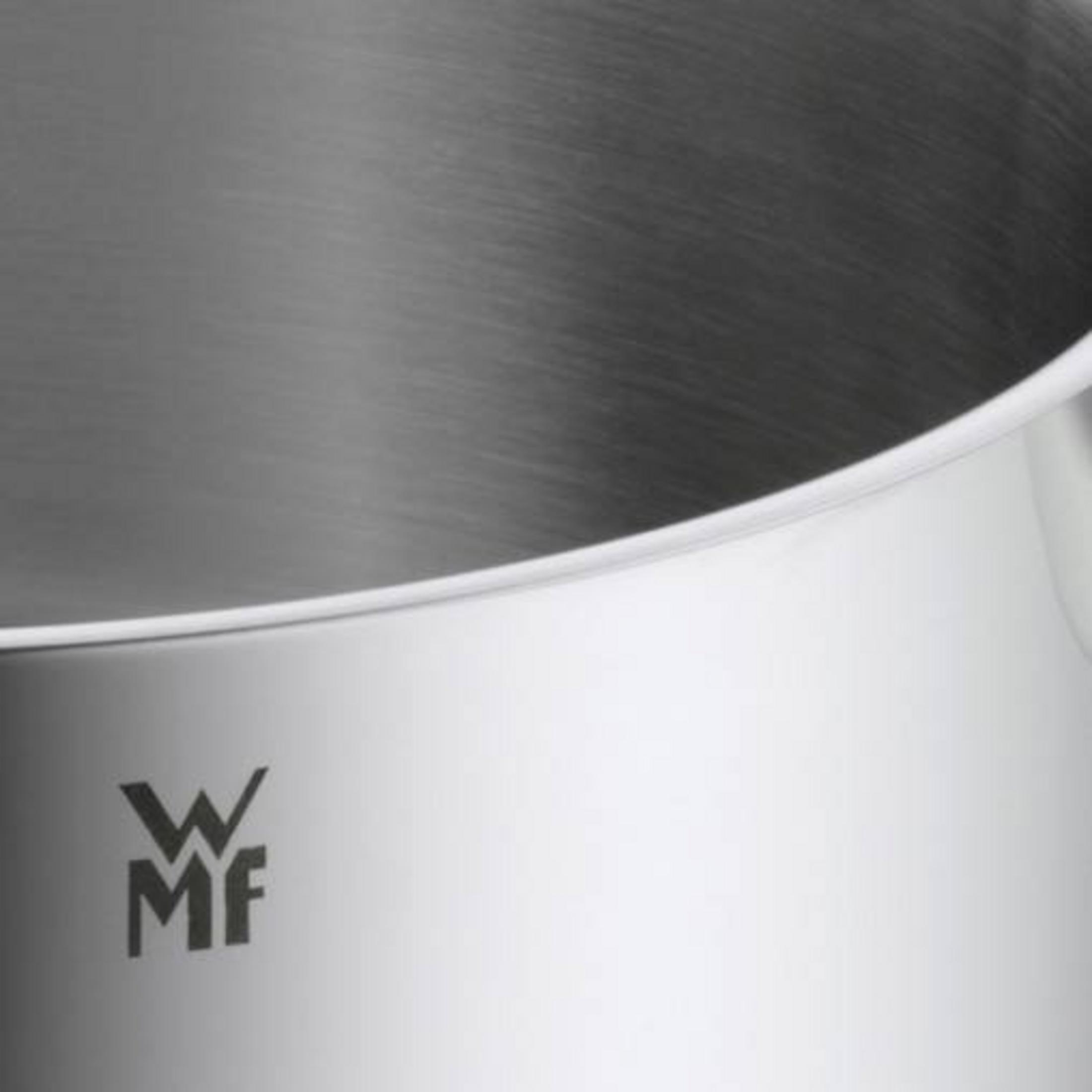 Primer plano de una olla de acero inoxidable con el logotipo de WMF.