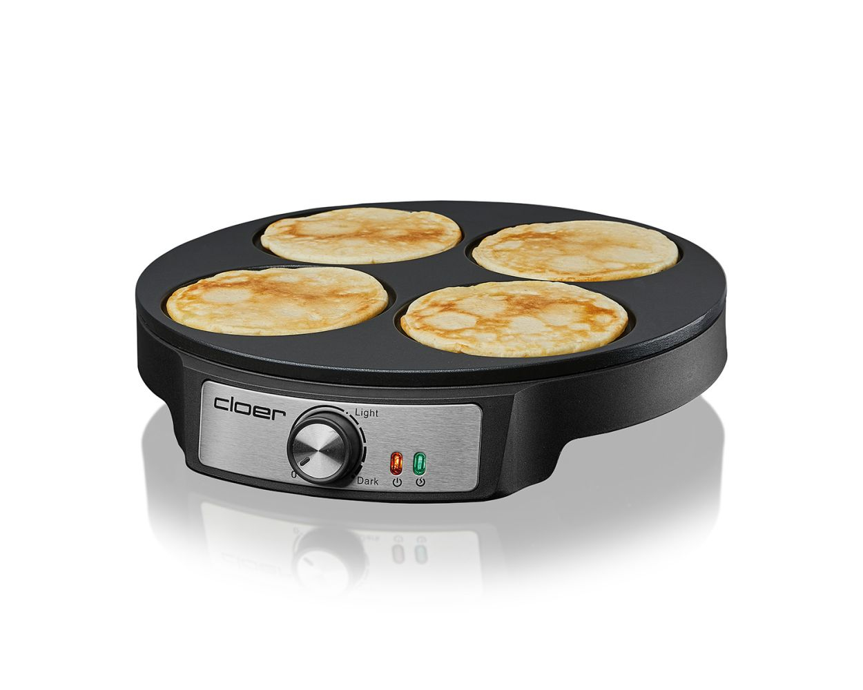 Macchina per pancake nera con quattro pancake, manopola di controllo, sfondo bianco.