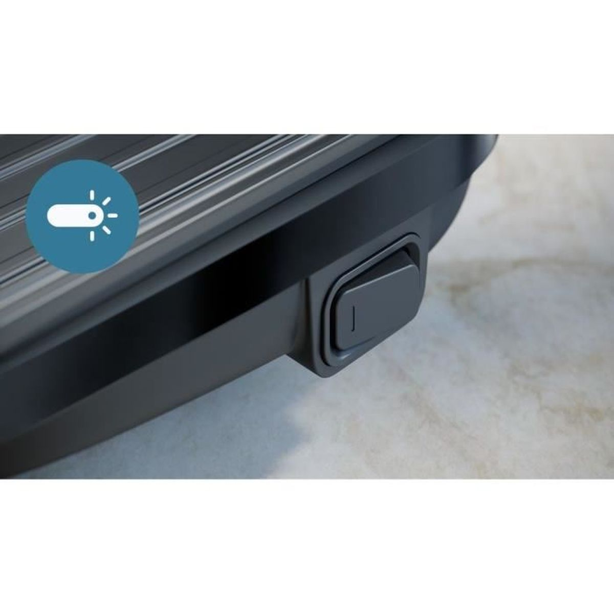 Zbliżenie na przełącznik na czarnym urządzeniu z ikoną światła po lewej stronie.