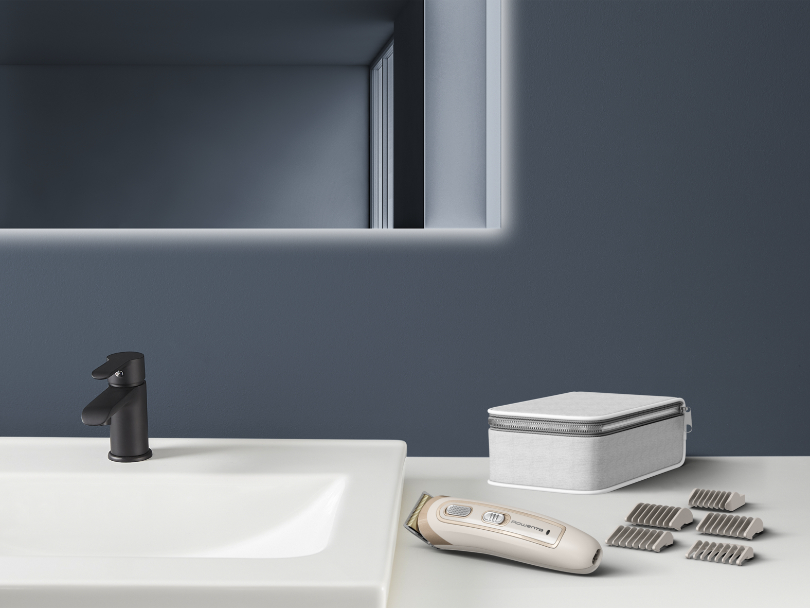 Scena łazienki z lustrem, umywalką, kranem, trymerem i akcesoriami na blacie.