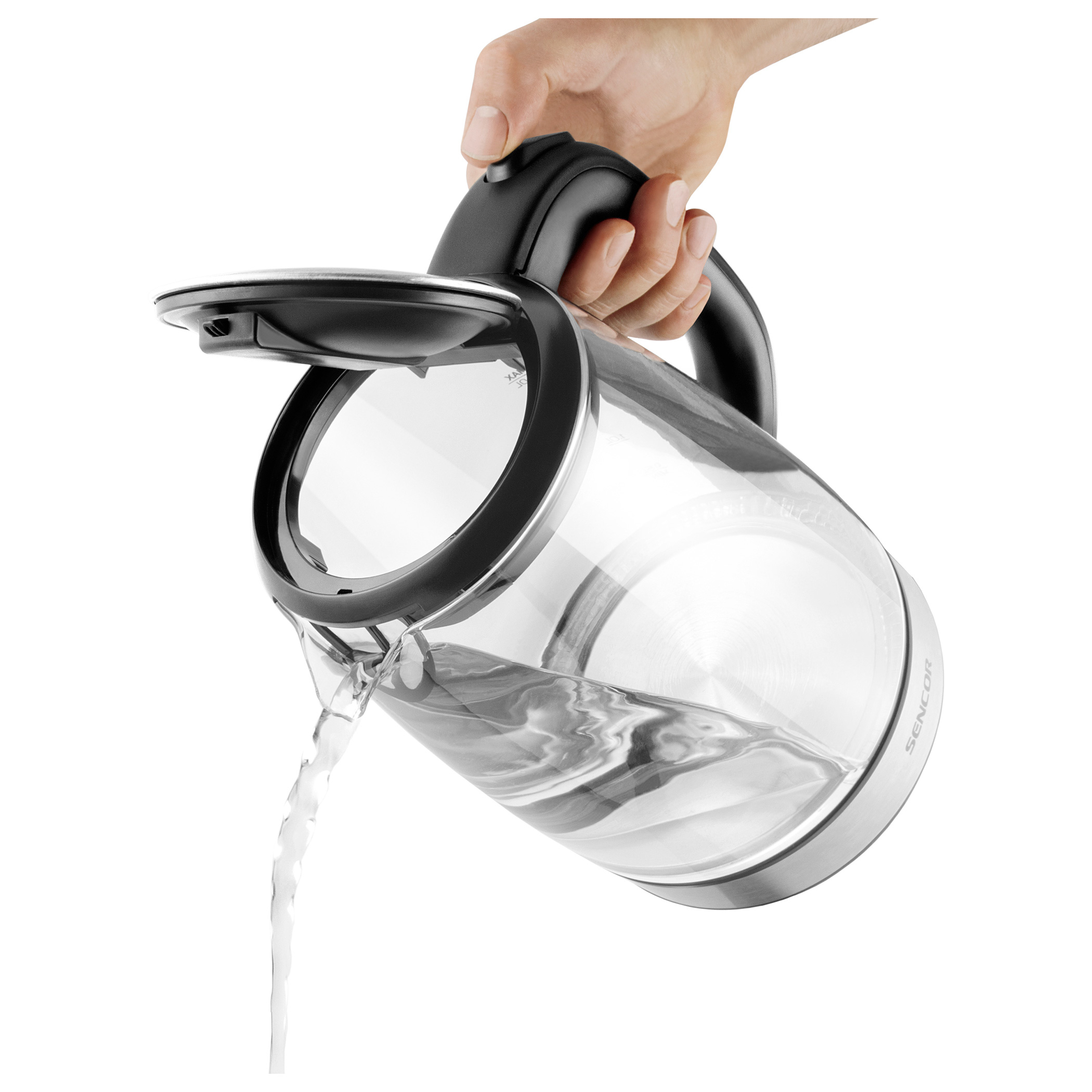 Een persoon giet water uit een transparante elektrische waterkoker. De waterkoker is gekanteld.