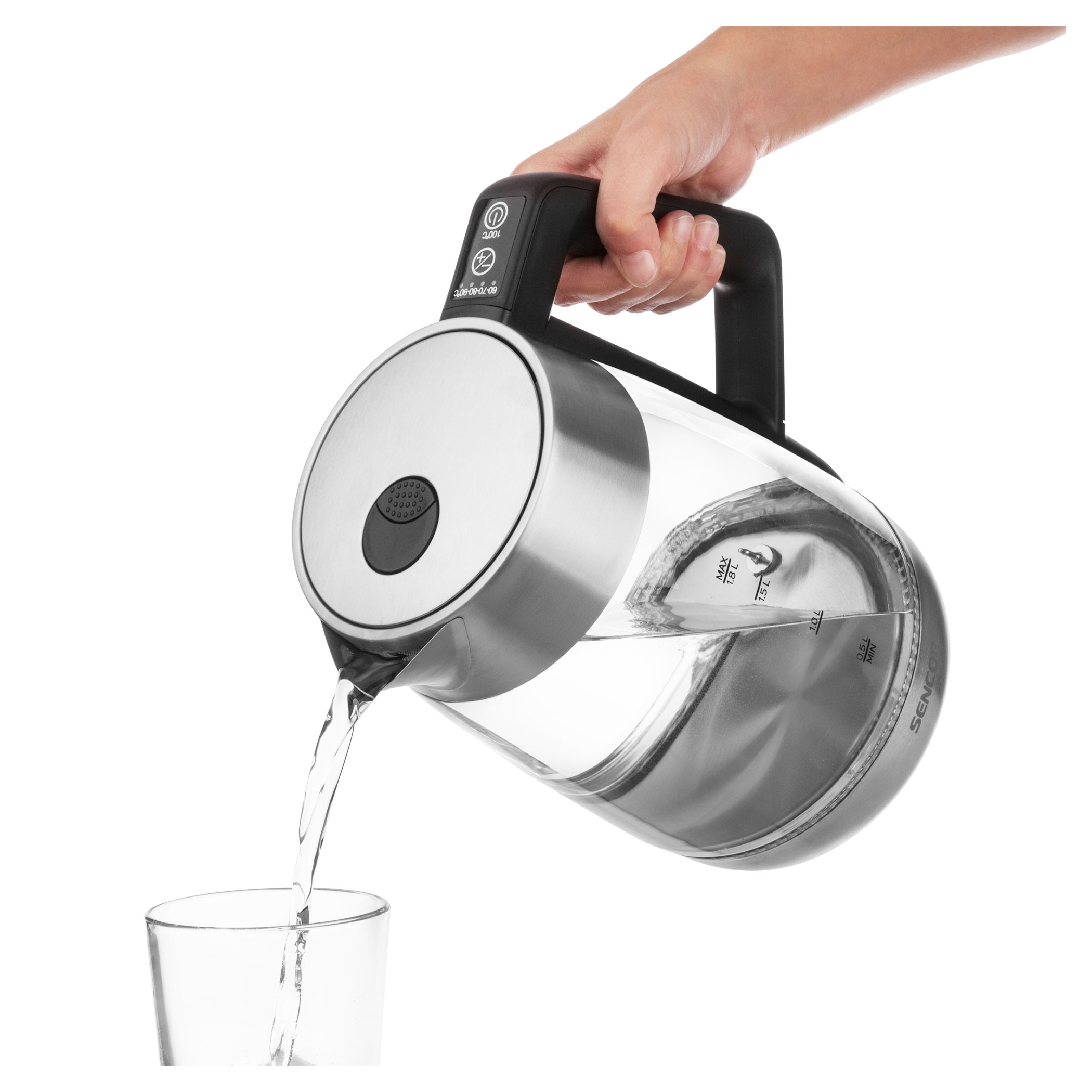 Hand gießt Wasser aus einem Glaskessel in ein Glas. Weißer Hintergrund.