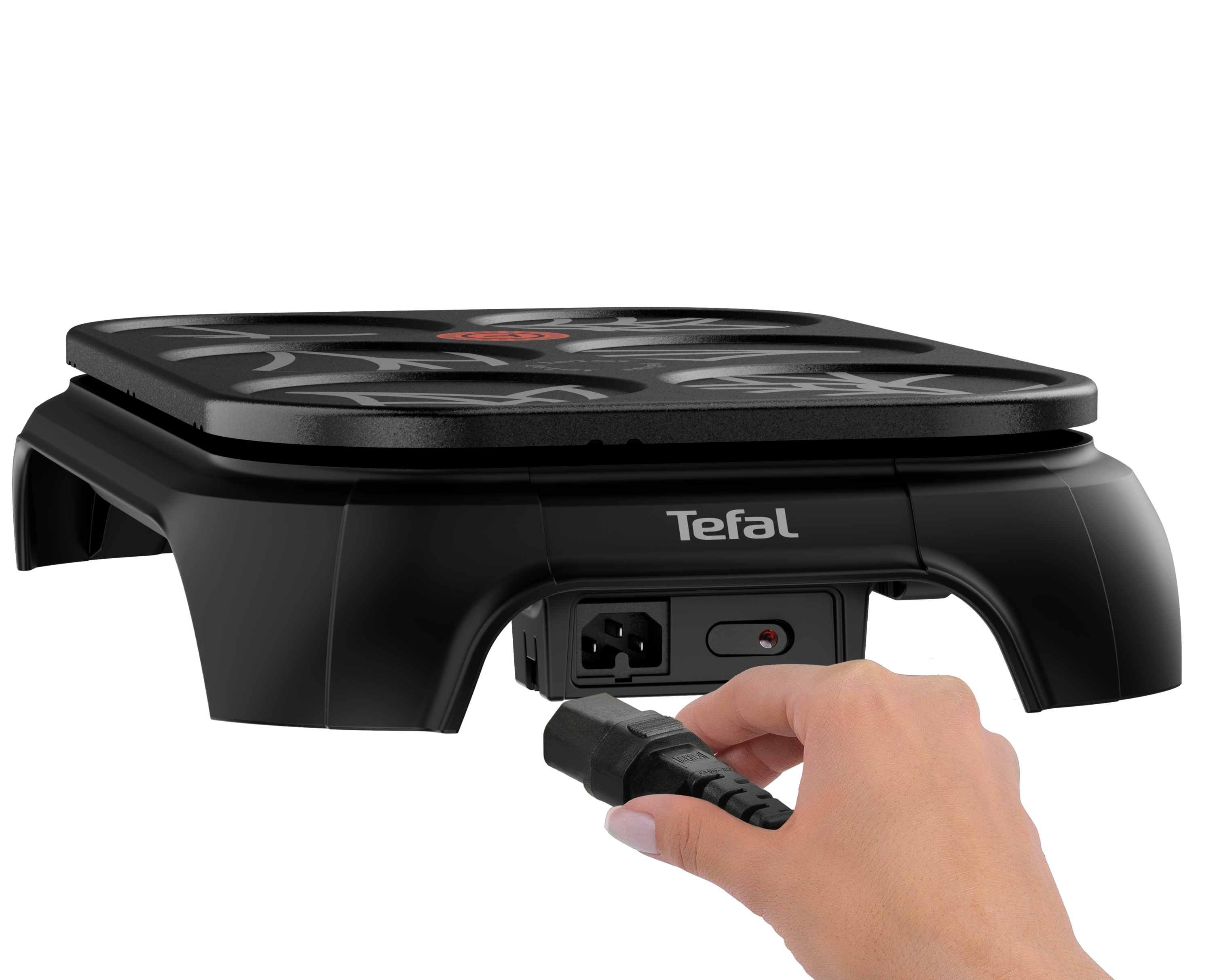 Czarna płyta grillowa z ręką wpinającą przewód zasilający. Płyta ma wzór.