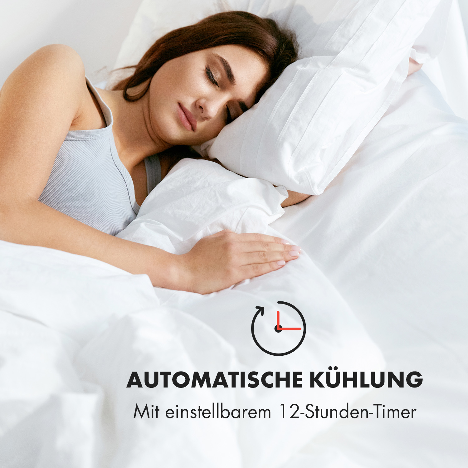 Eine Frau schläft im Bett unter weißen Laken. Der Text lautet 'Automatische Kühlung'.