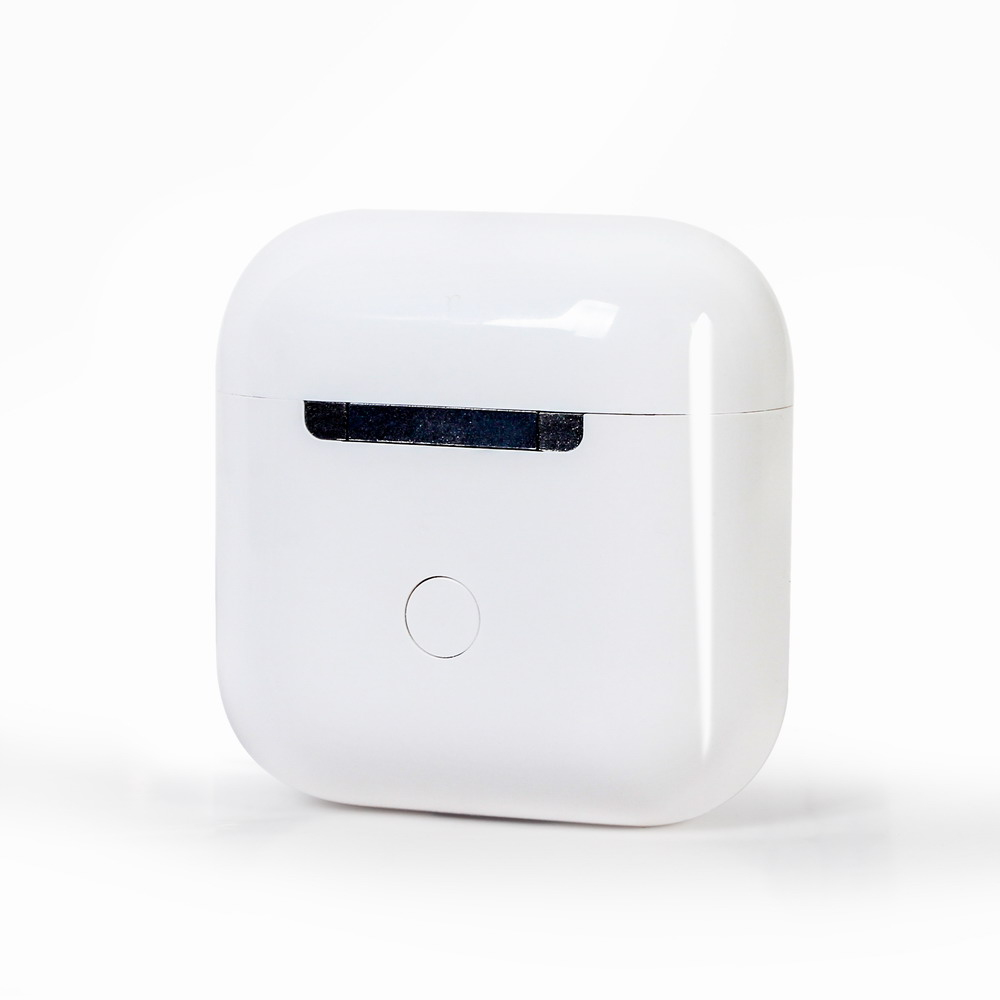 Custodia bianca per AirPods con pulsante frontale, su sfondo bianco.