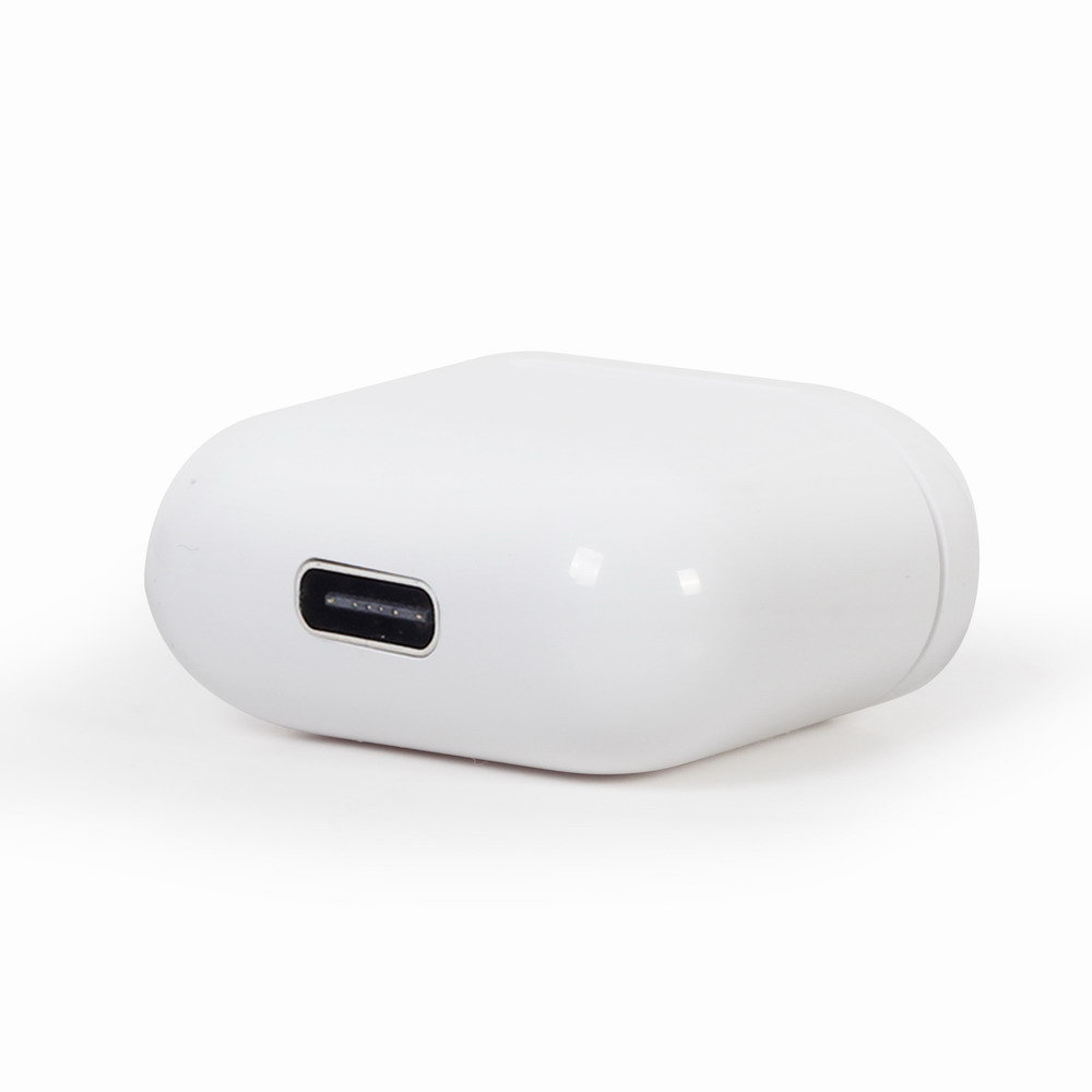 Custodia di ricarica bianca, quadrata e arrotondata per auricolari. Porta USB-C nera.