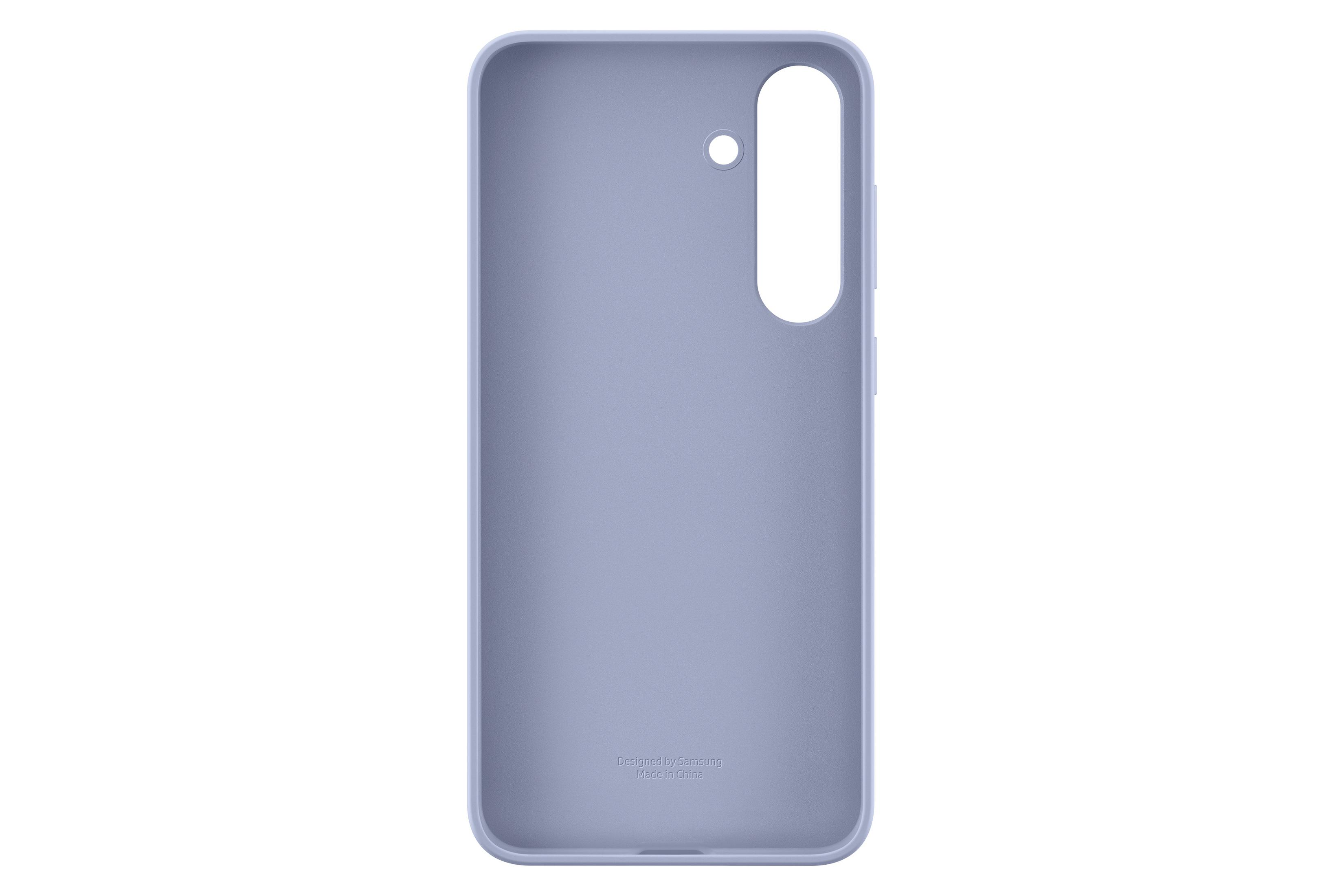 Parte trasera de una funda morada con agujero para la cámara. Texto: Diseñado en Alemania, Hecho en China.