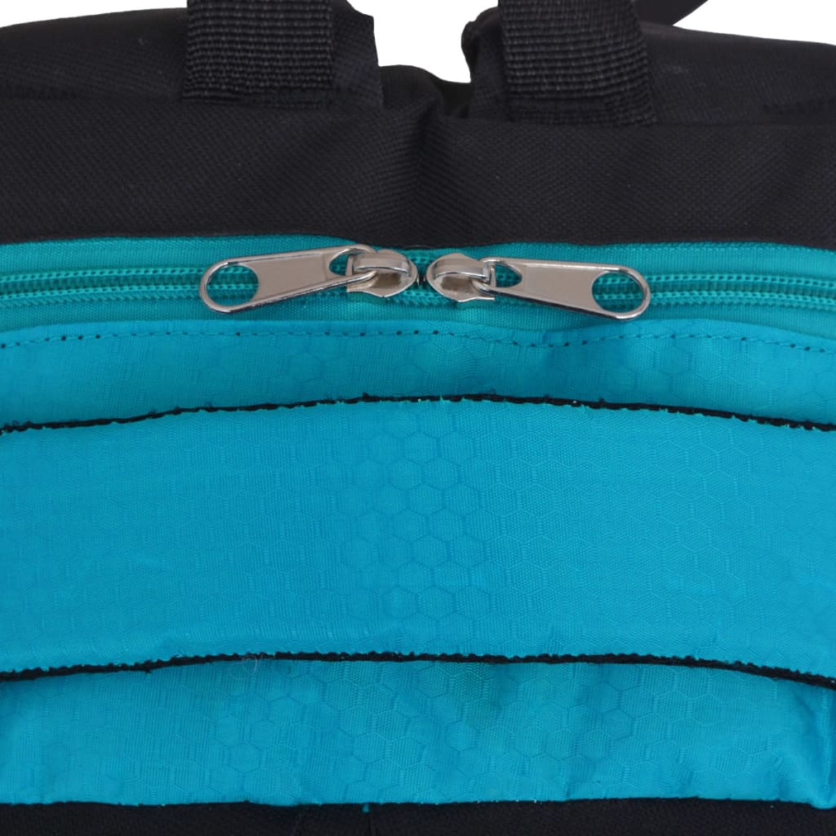 Ein schwarzer und blauer Rucksack mit blauem Reißverschluss und schwarzen Trägern, Nahaufnahme.