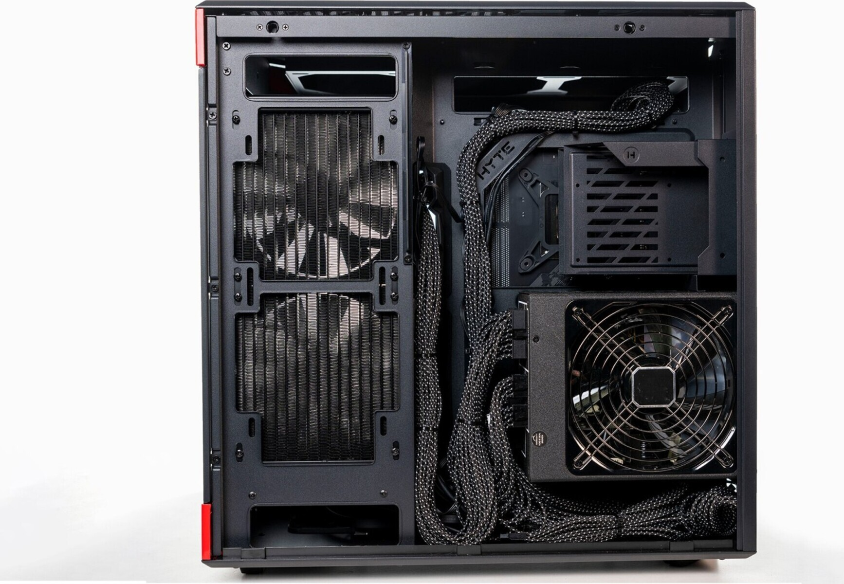 Otwarta obudowa komputera z wentylatorami, systemem chłodzenia i kablami.